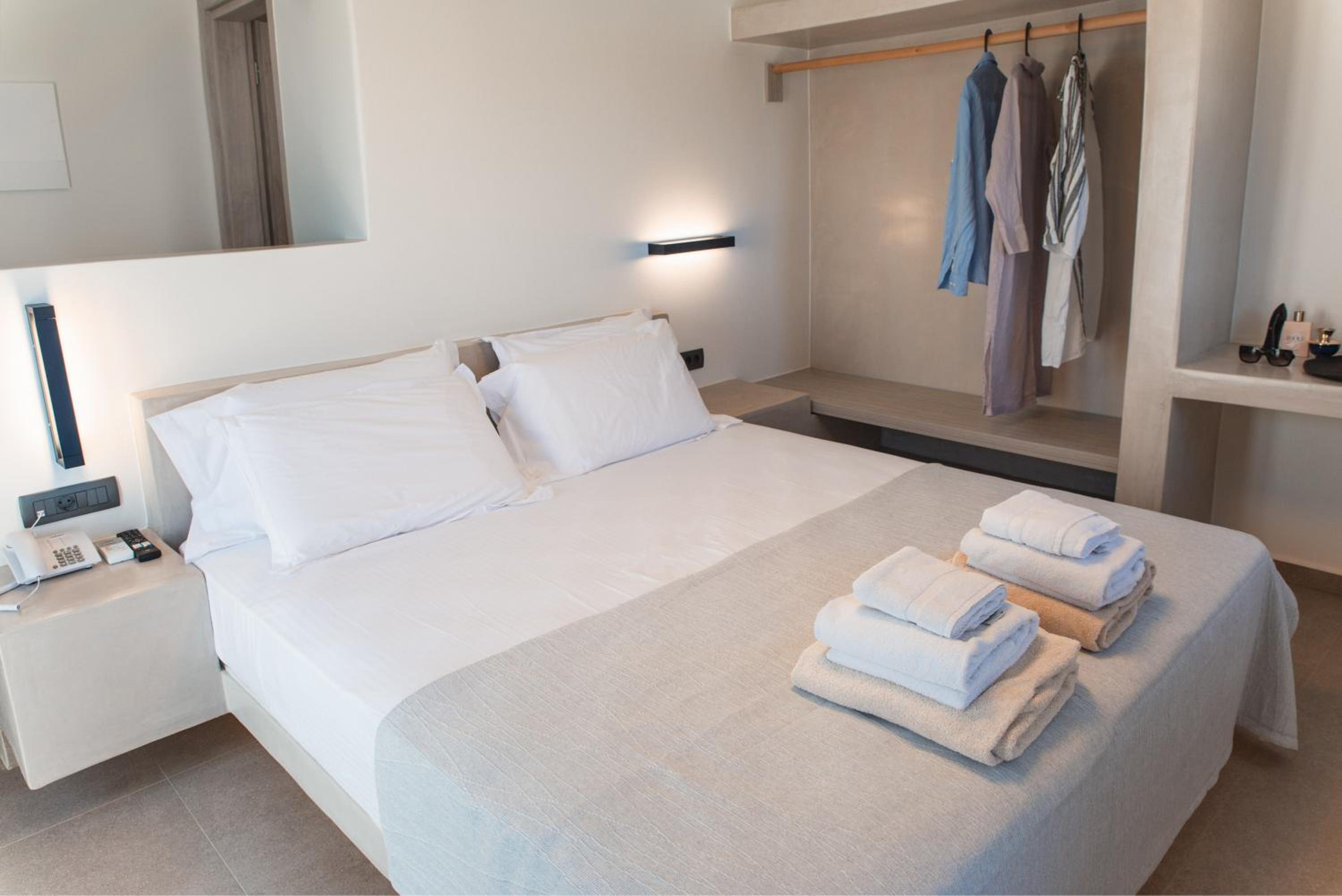 Deluxe Suite with Panoramic Sea View and Outdoor Hot Tub