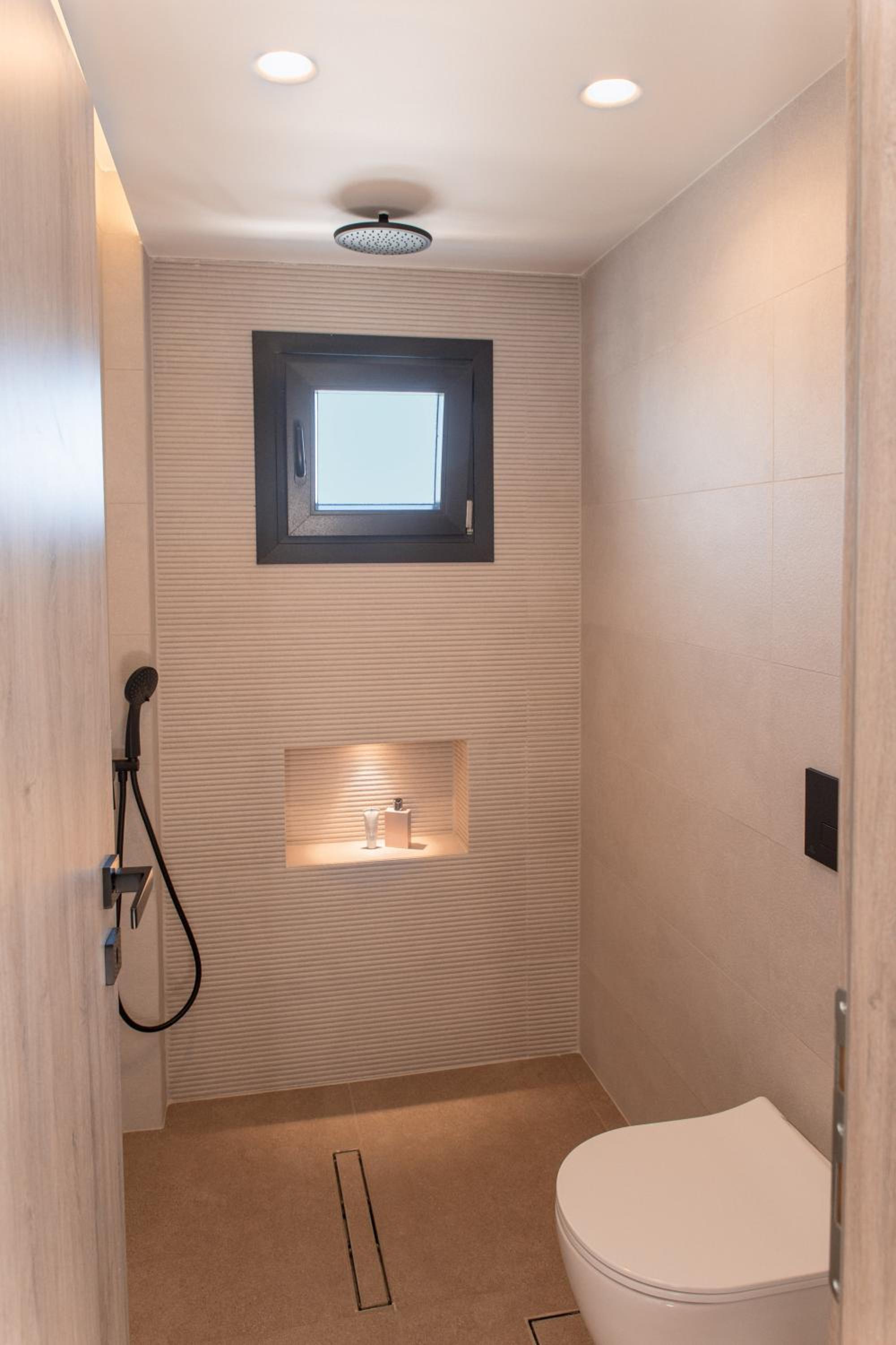 Deluxe Suite with Panoramic Sea View and Outdoor Hot Tub - Photo 5