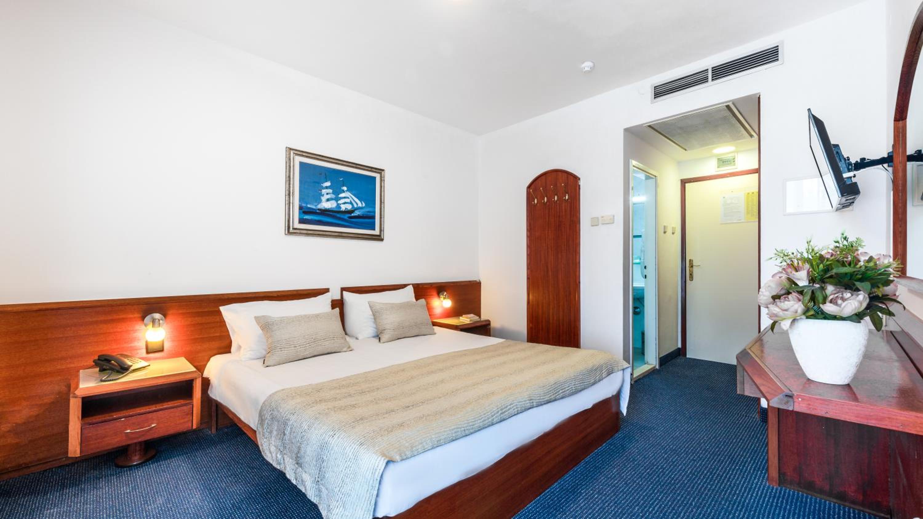 Standard Double/Twin Room thumbnail 5