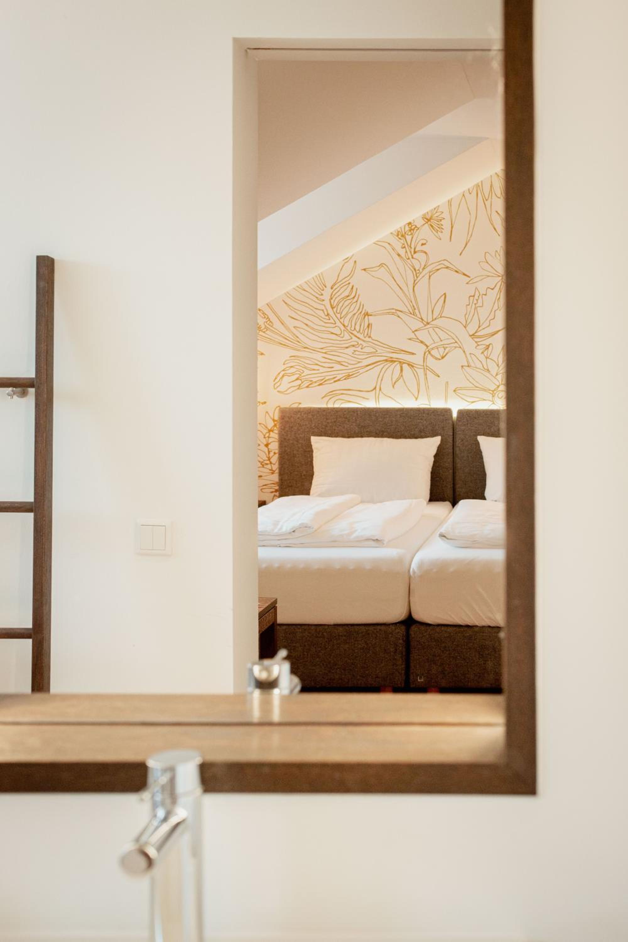 Deluxe Double Room - Photo 9