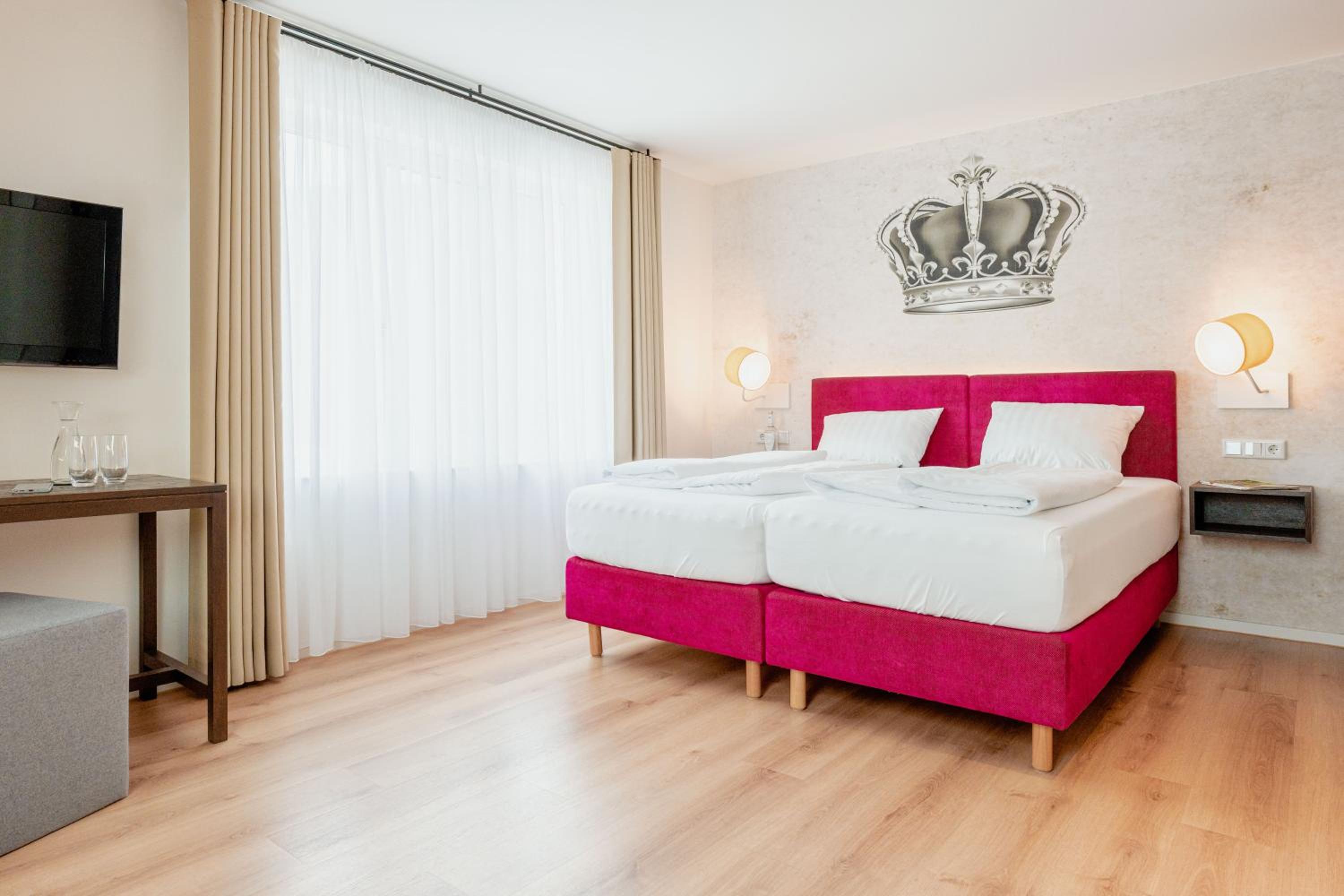 Deluxe Double Room - Photo 11