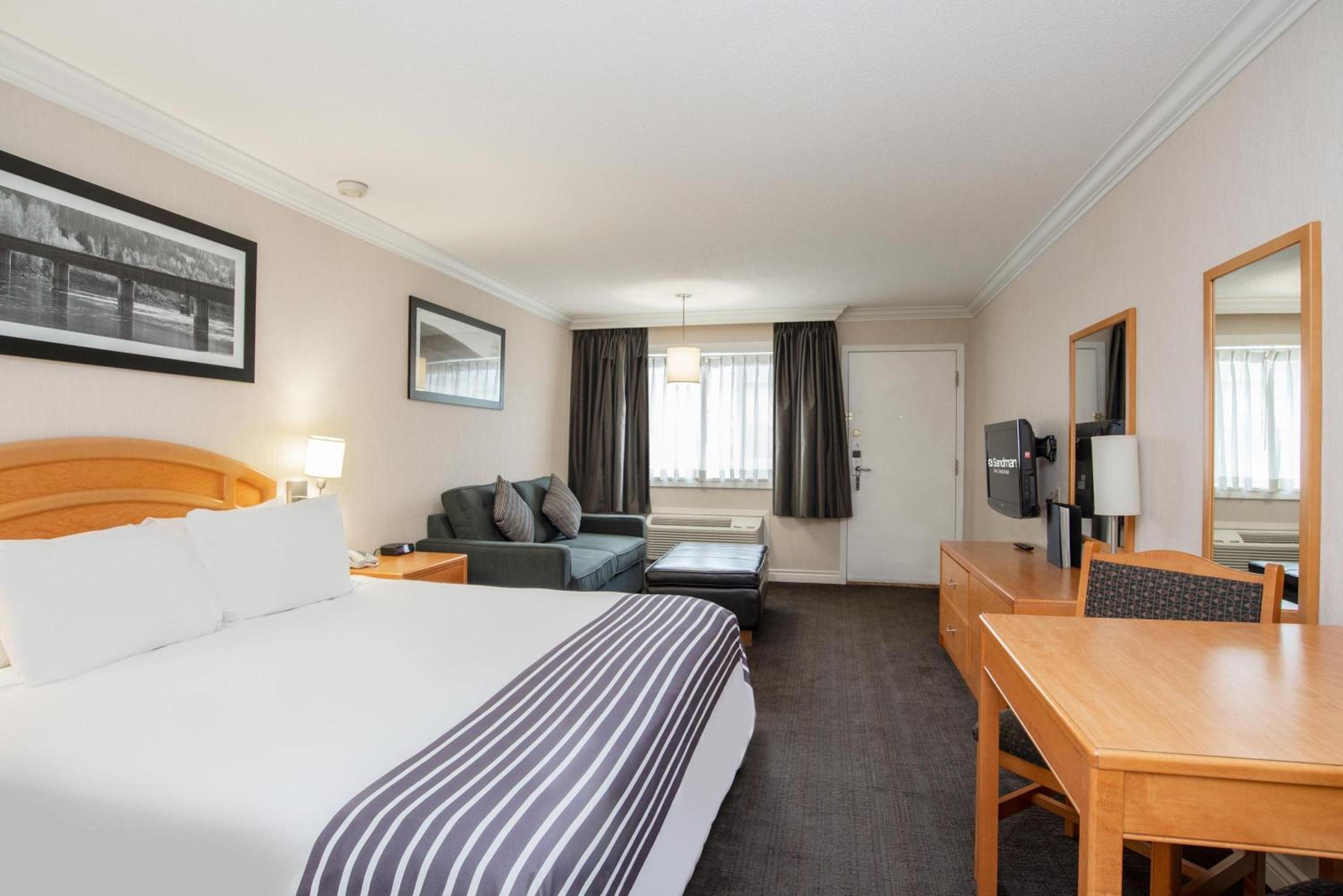 Studio, 1 King Bed, Sofa Bed, Kitchenette, Monashee Building
