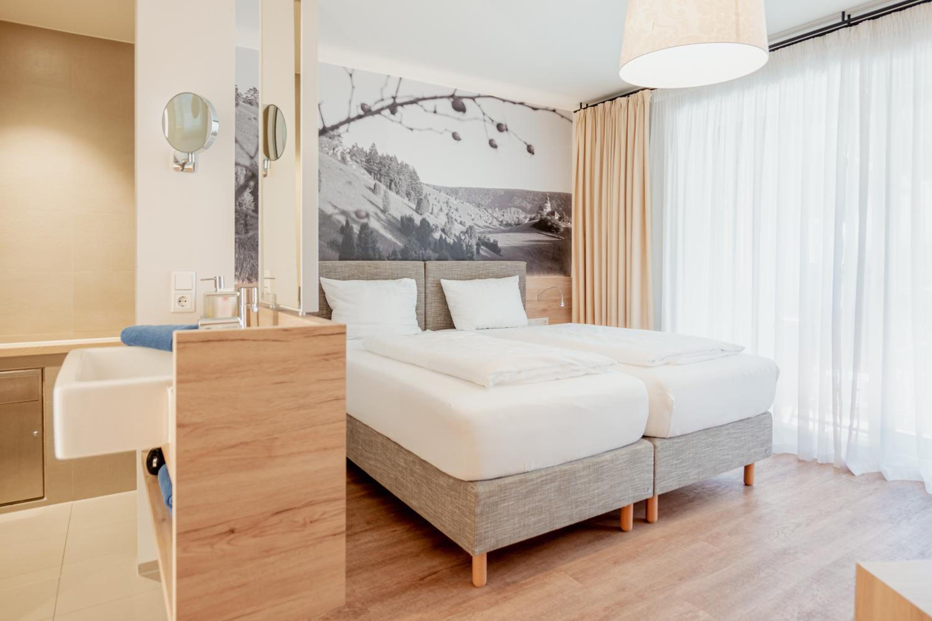 Deluxe Double Room with Balcony photo 3