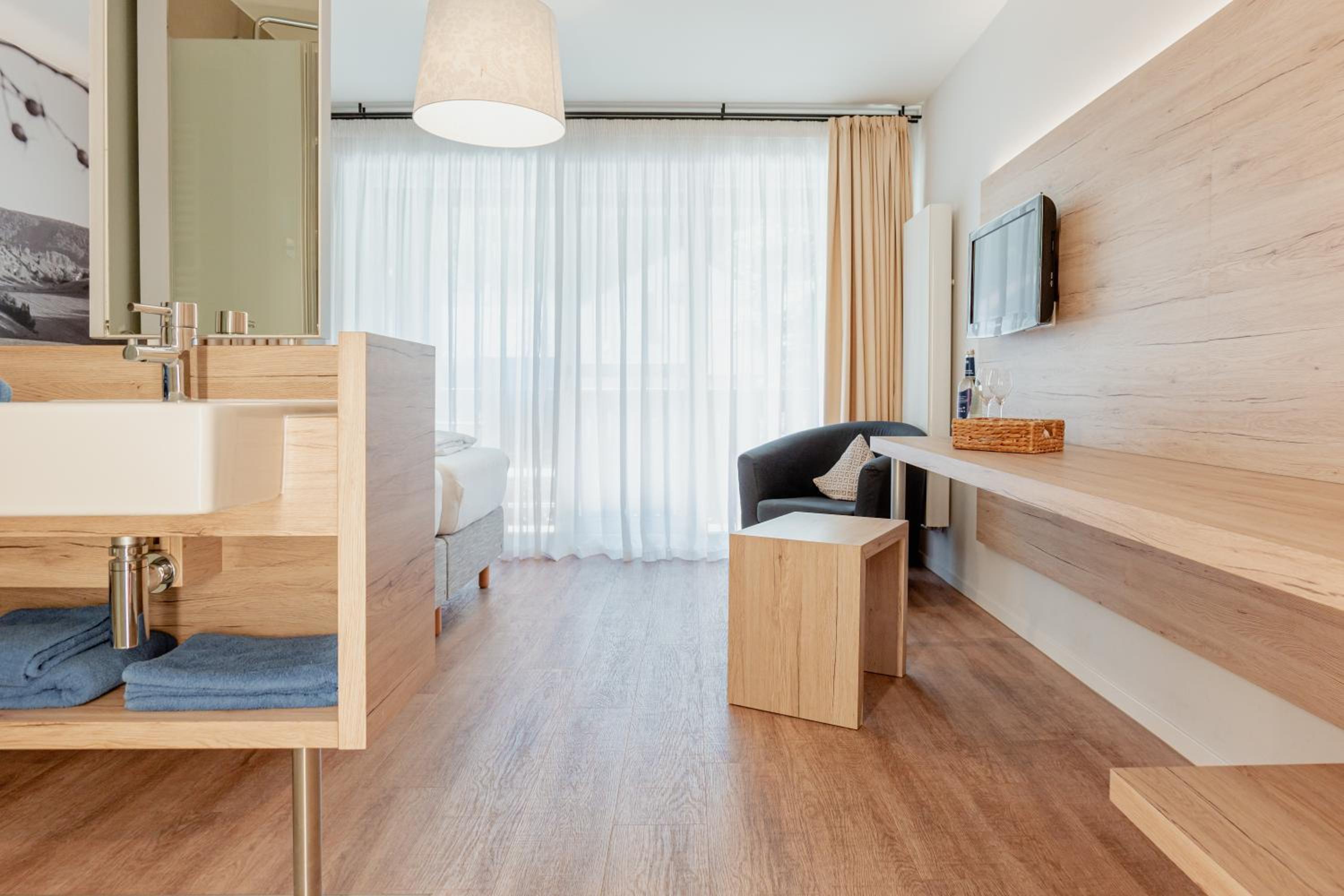 Deluxe Double Room with Balcony photo 2