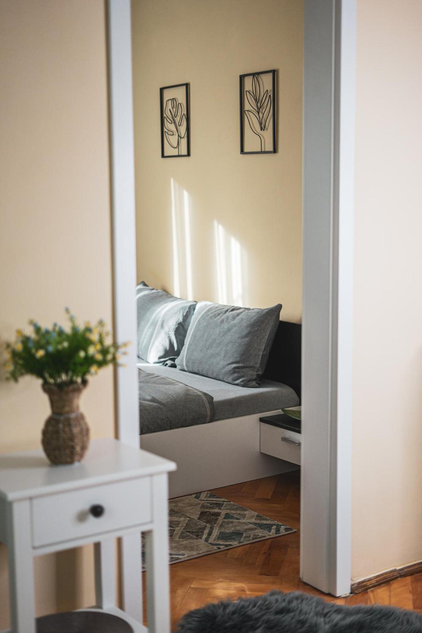 One-Bedroom Apartment - Photo 3