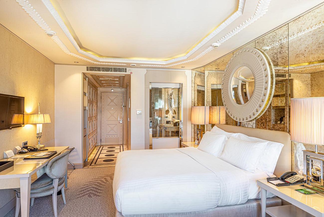 Deluxe King Room with City View - Photo 7