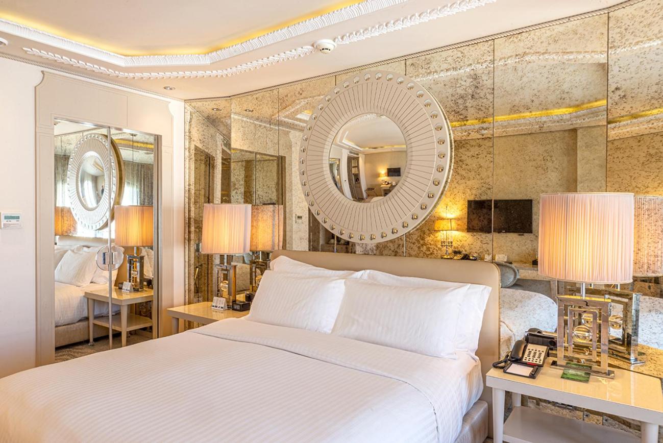 Deluxe King Room with Partial Sea View - Photo 8