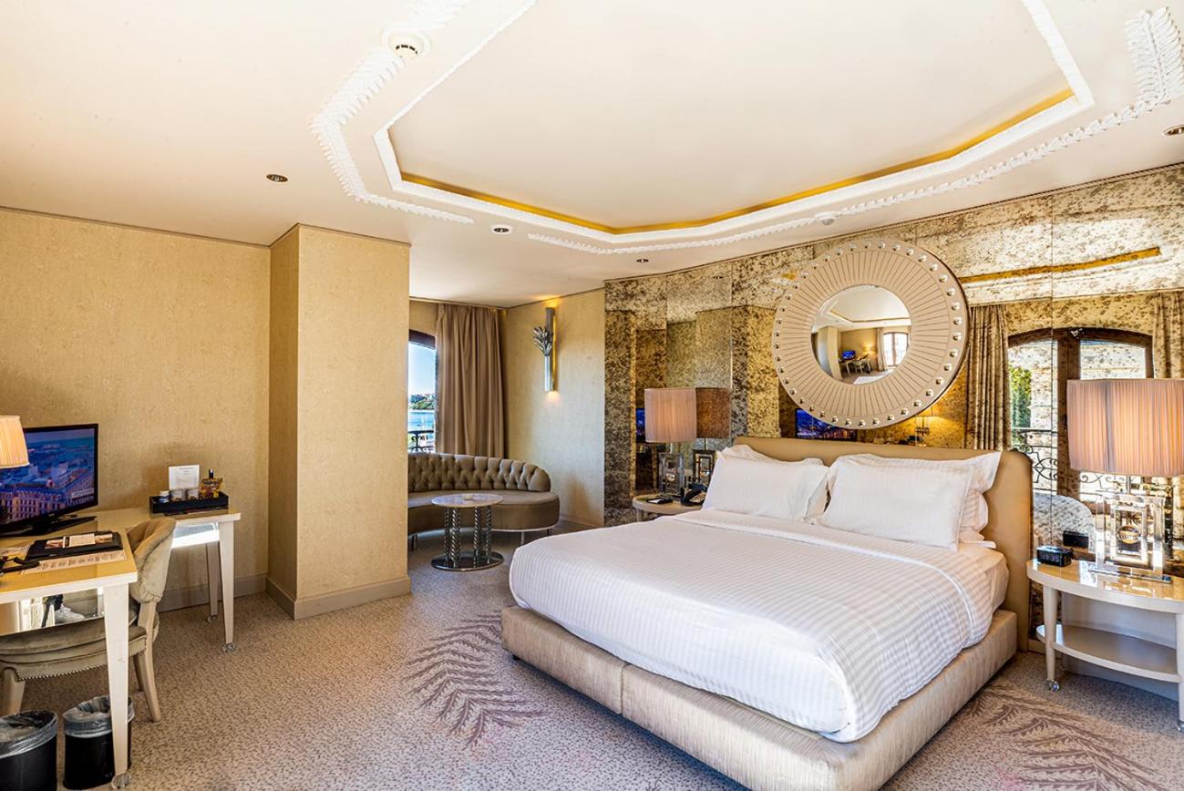 Corner King Room with Sea View - Photo 17