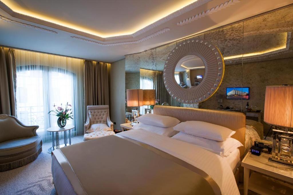 Deluxe King Room with City View - Photo 6