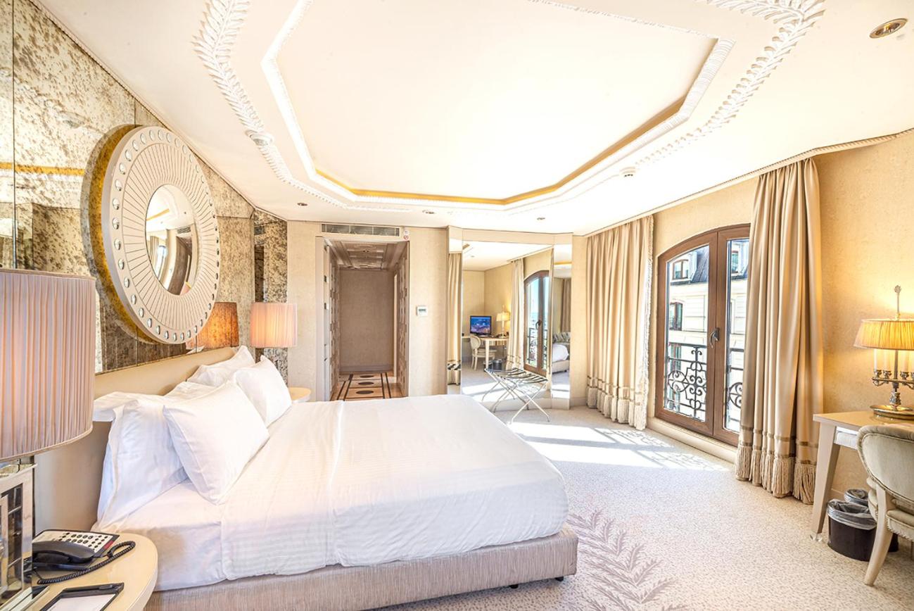 Corner King Room with Sea View - Photo 13