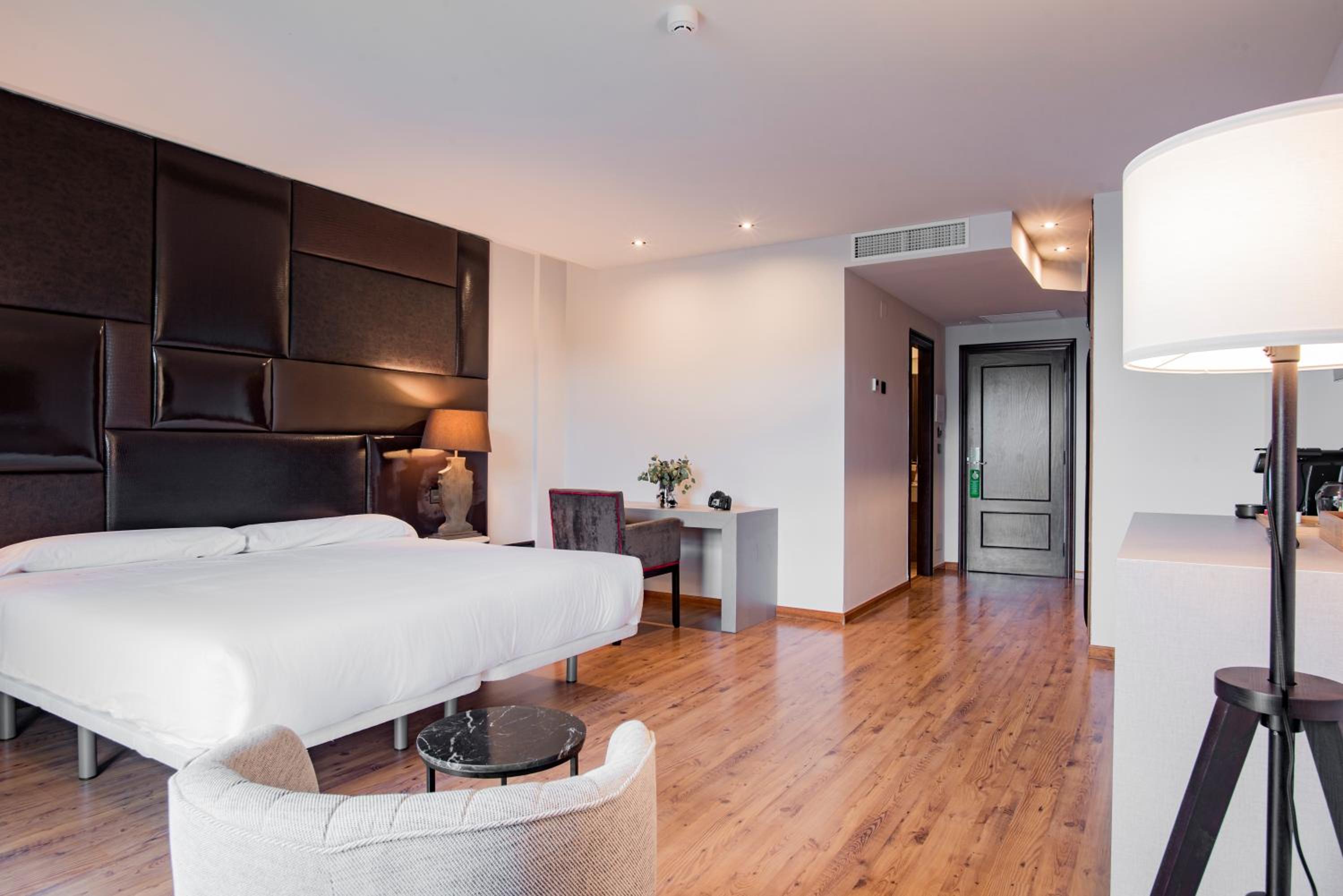 Junior Suite with Parking - Photo 6