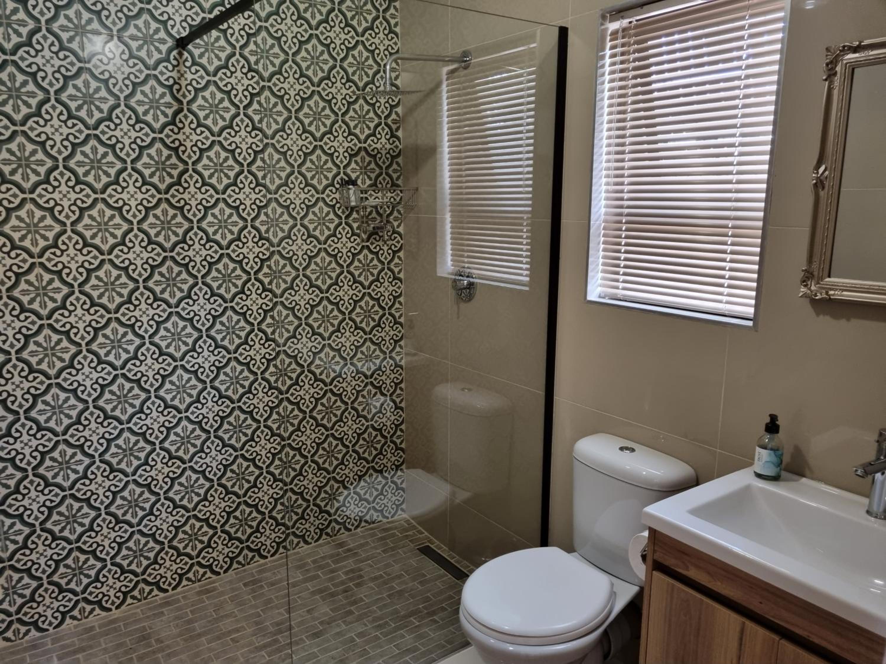 Deluxe Queen Room - Photo 3