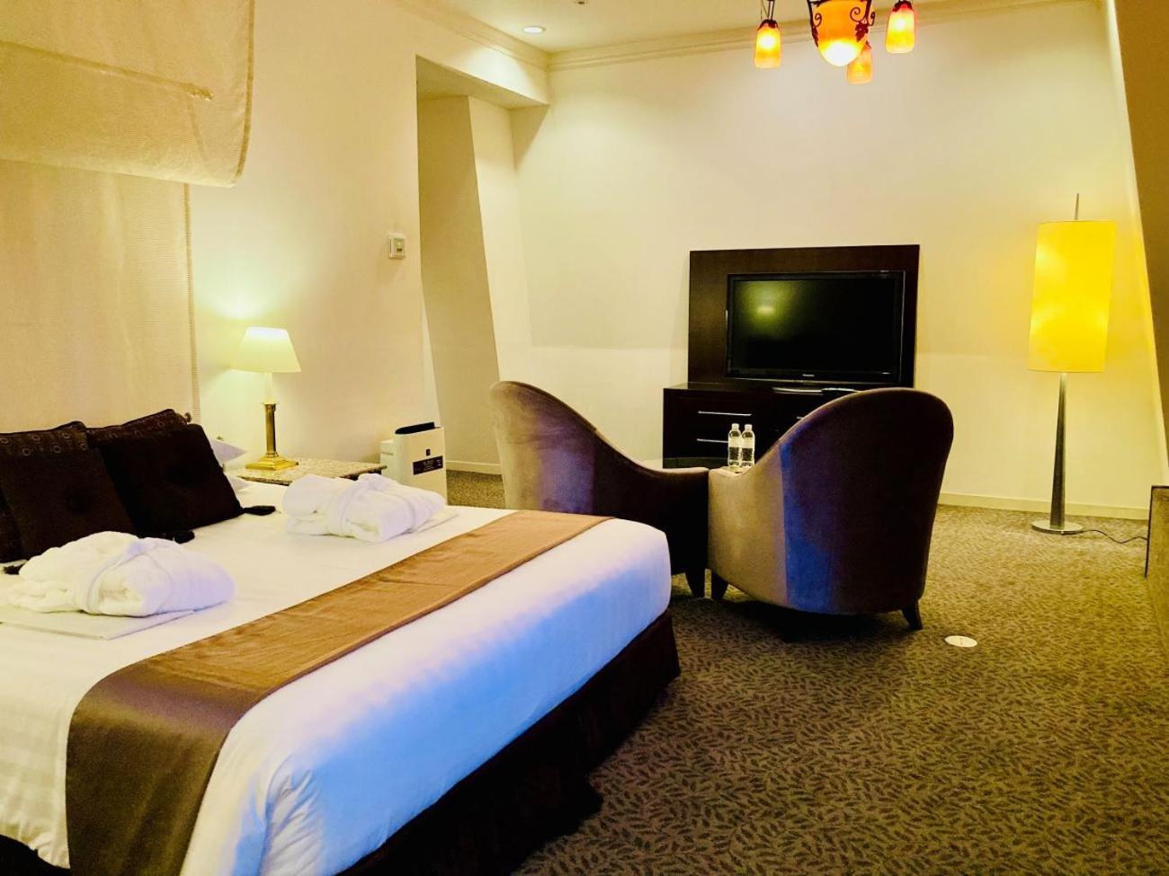 Junior Suite - Non-Smoking photo 2