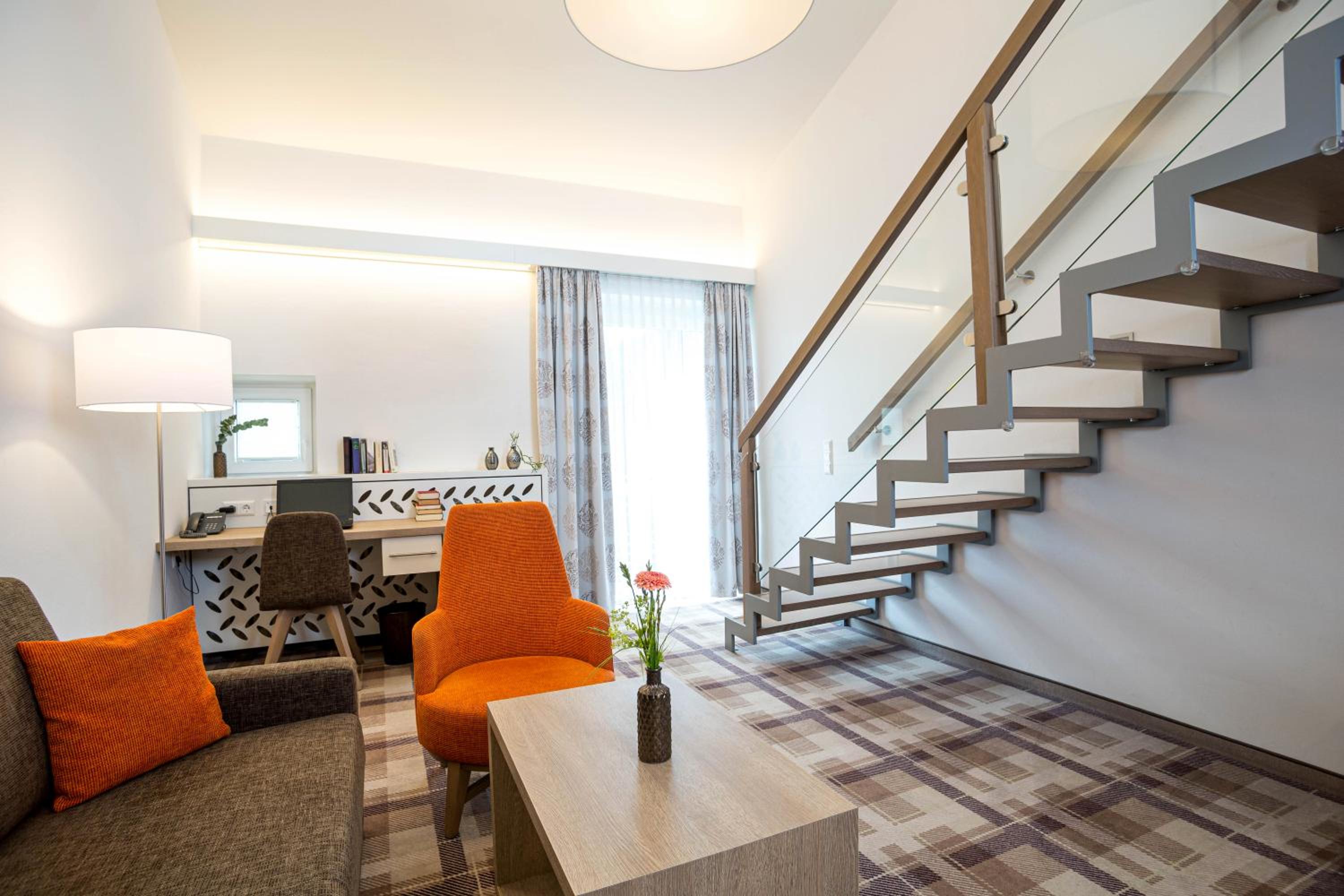 Deluxe Double Room with Balcony - Photo 10