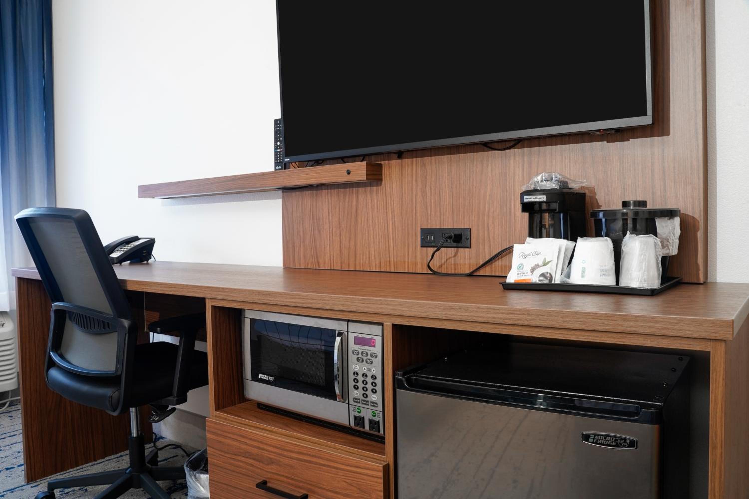 Deluxe King Room - Photo 8