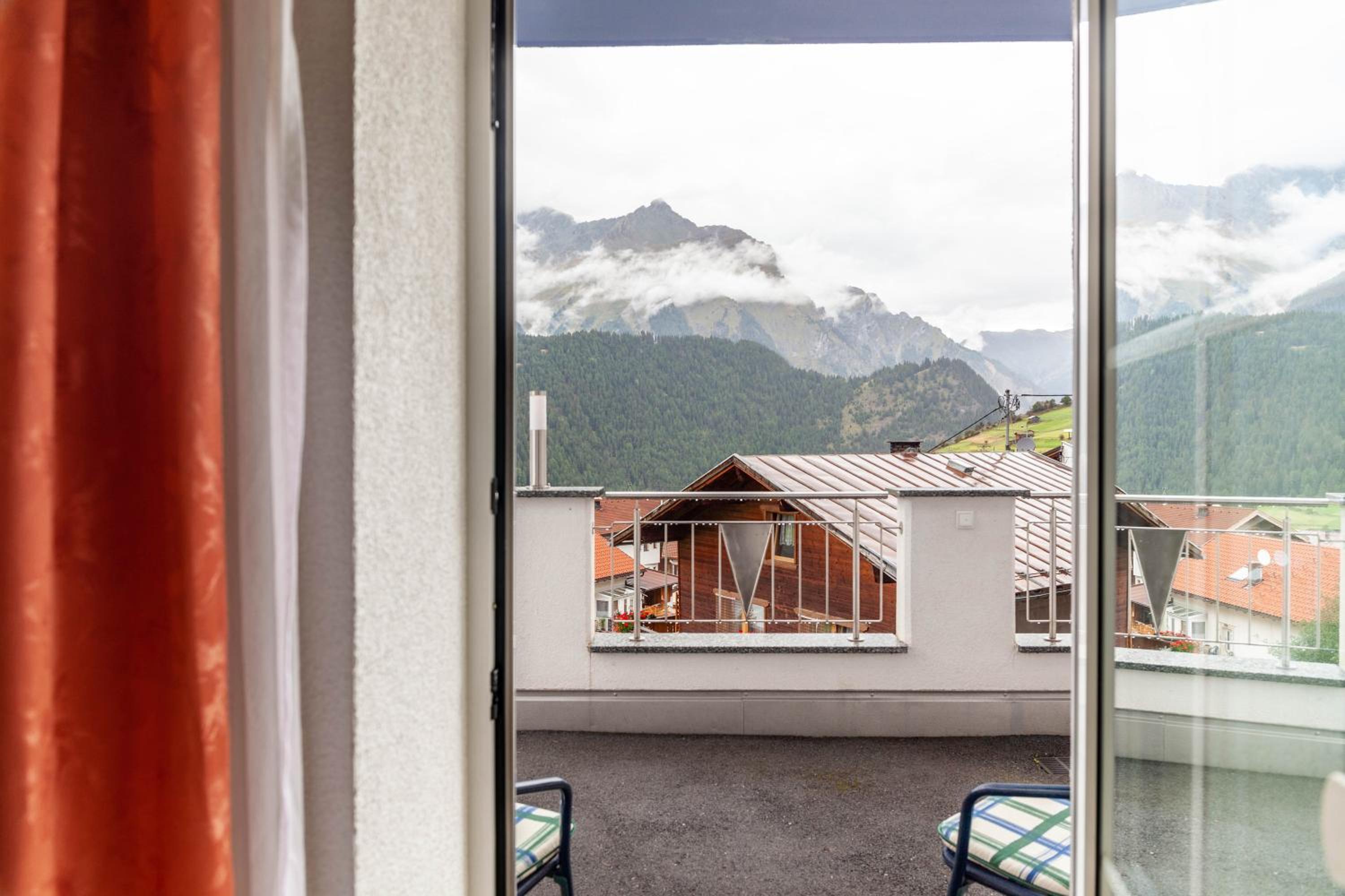 Two-Bedroom Apartment with Mountain View photo 3