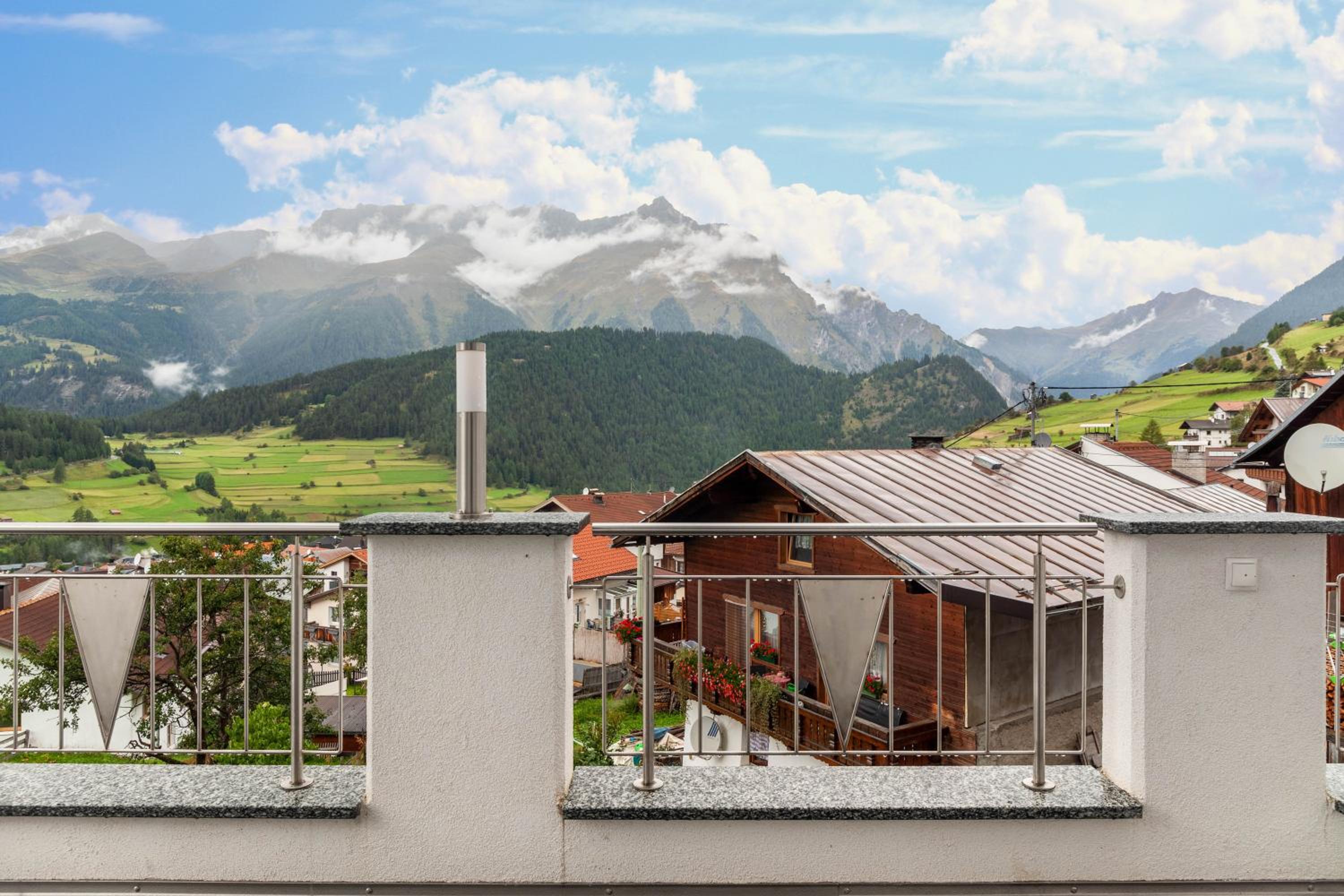 Two-Bedroom Apartment with Mountain View photo 2