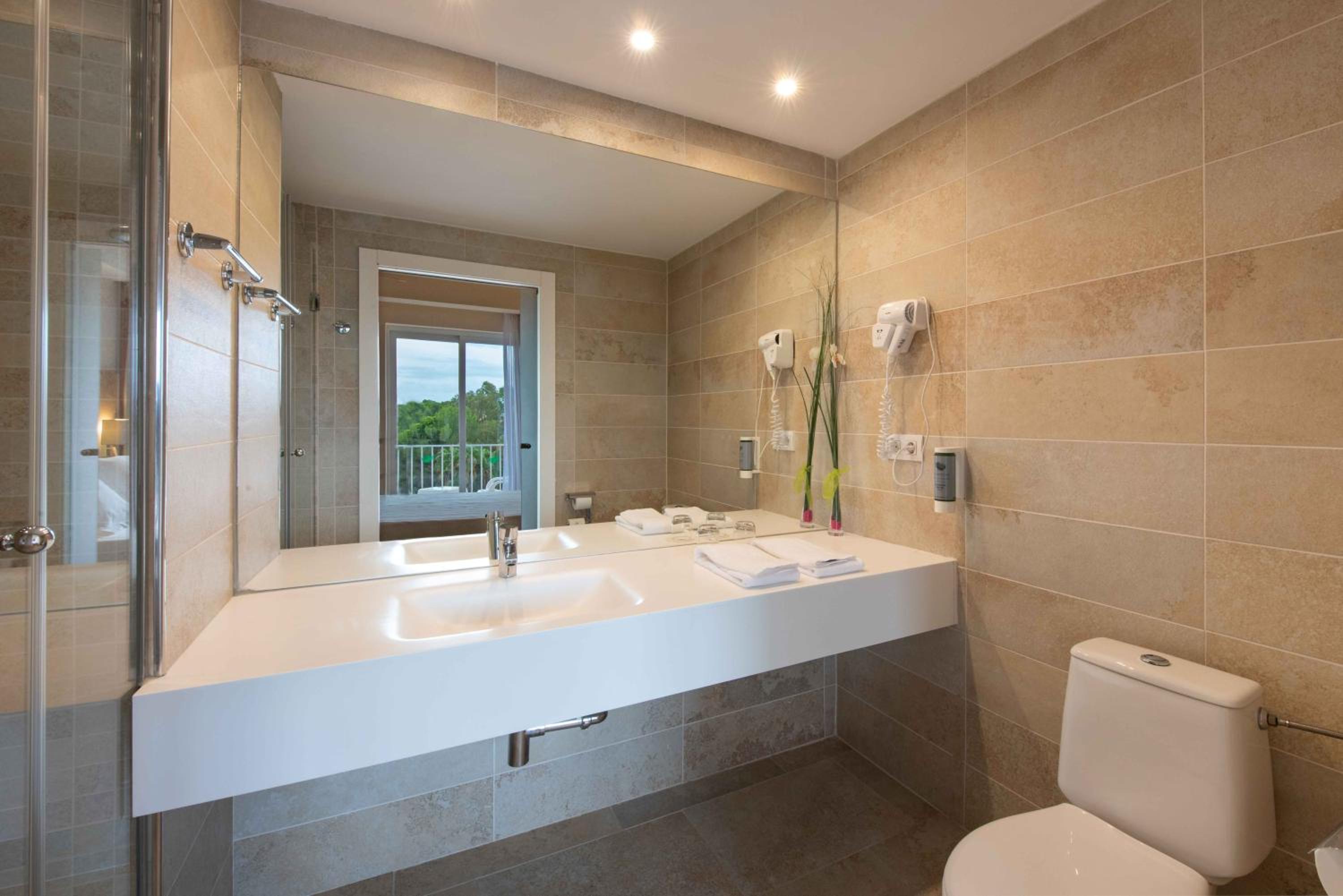 Superior Double Room With Balcony thumbnail 6