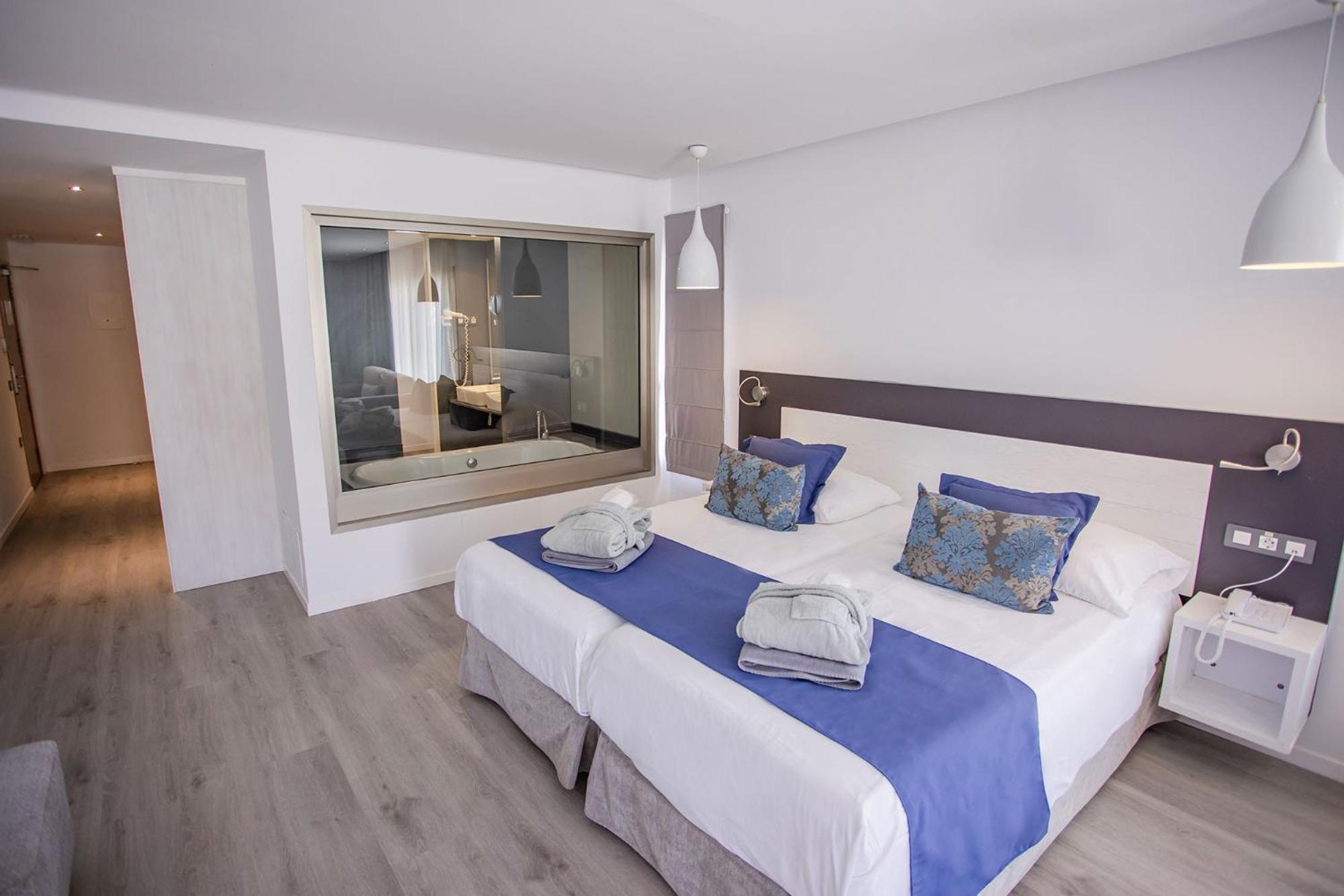 Suite with Balcony High Floor 2 Adults