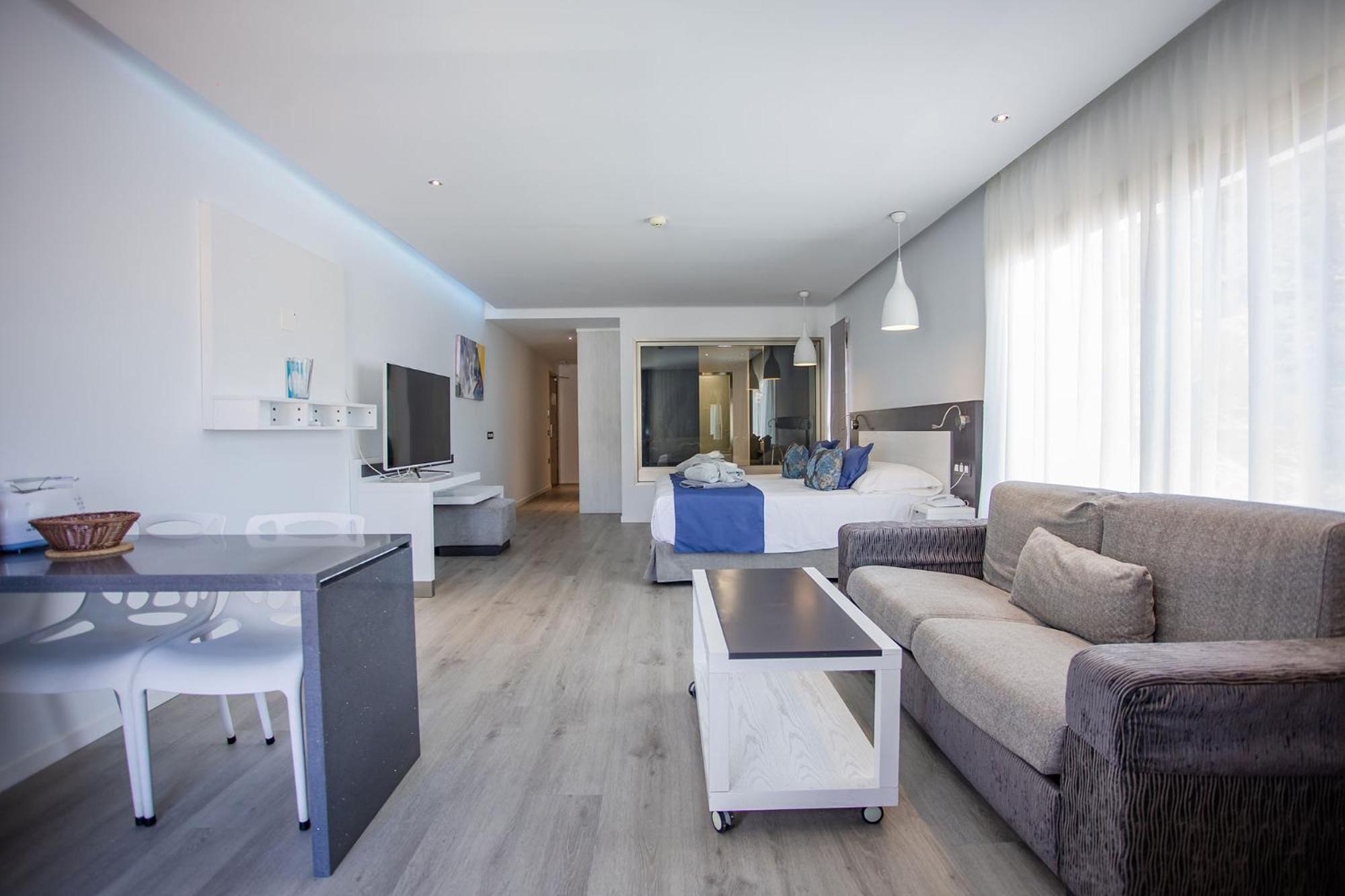 Suite with Balcony High Floor 2 Adults