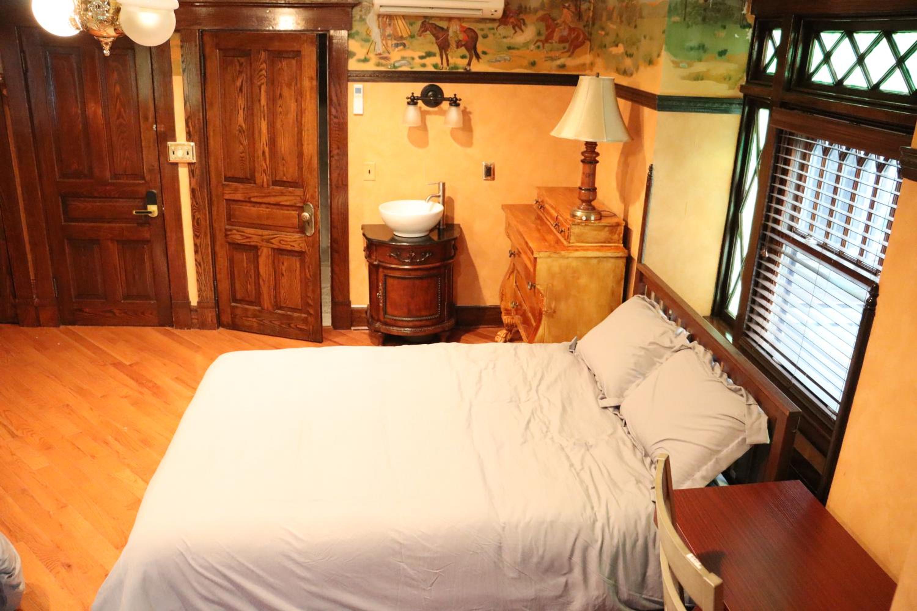 One-Bedroom Suite - Photo 4