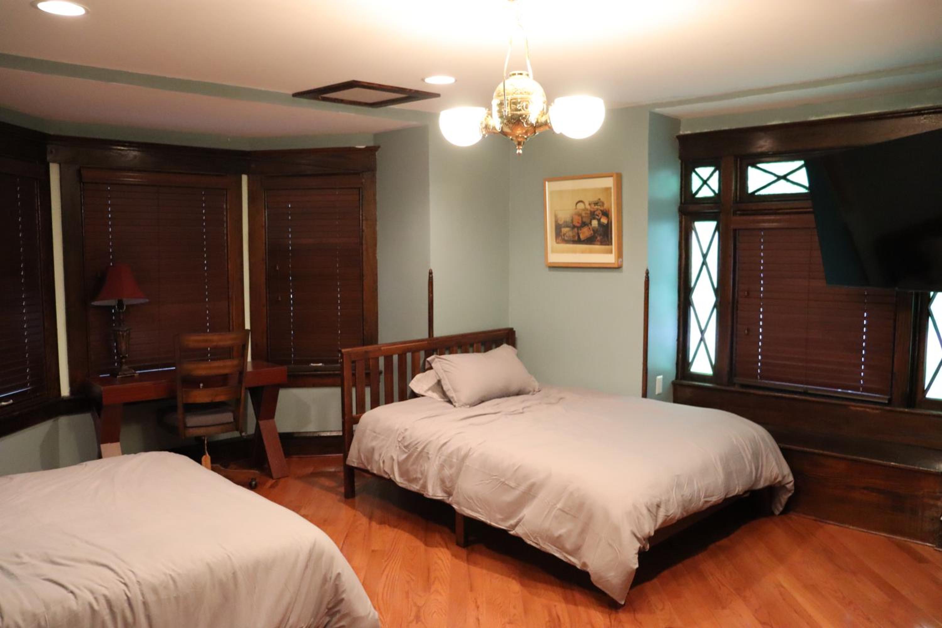 Executive Queen Room with Two Queen Beds - Photo 5