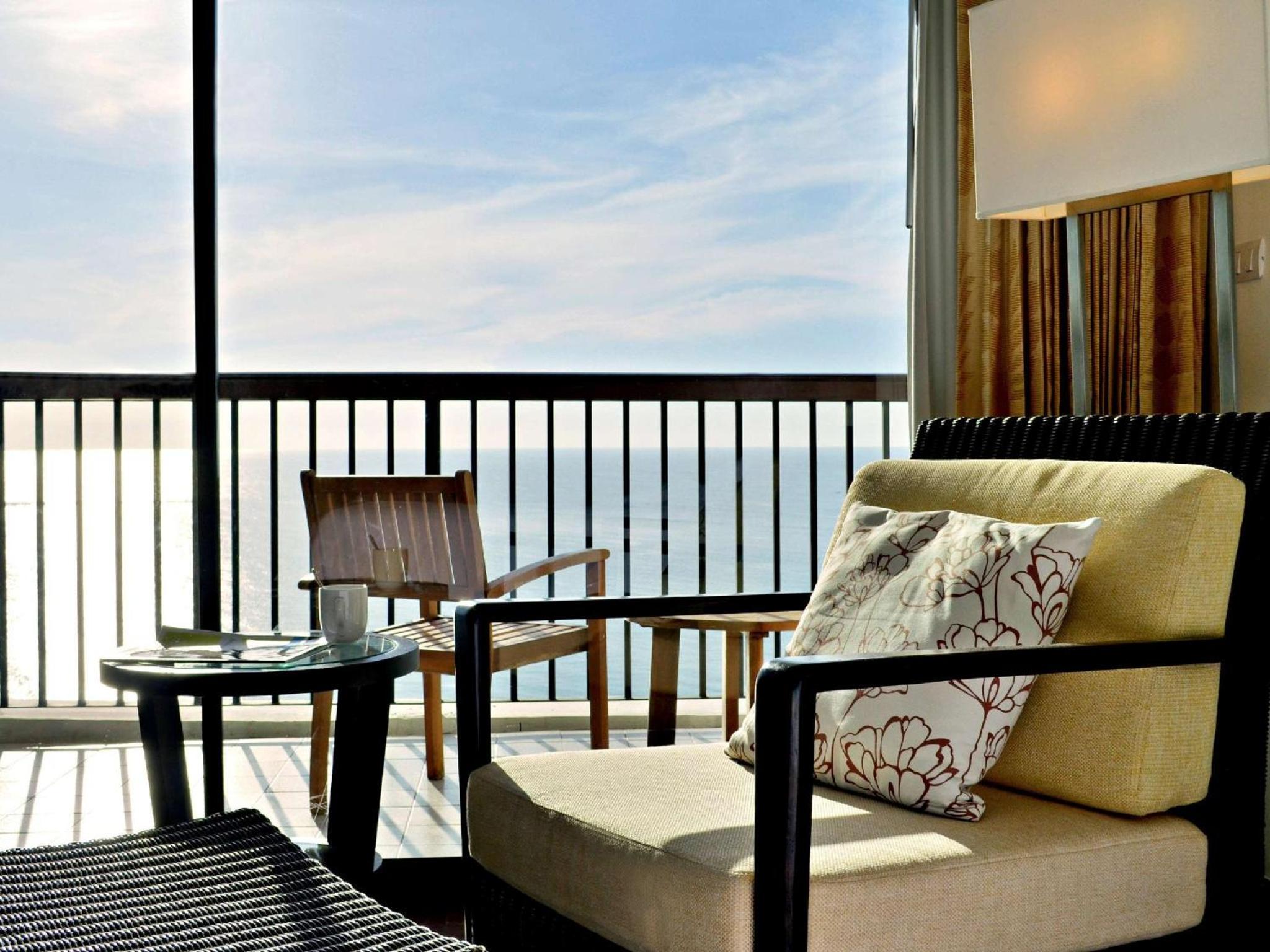 Deluxe King Room with Ocean View - Photo 7
