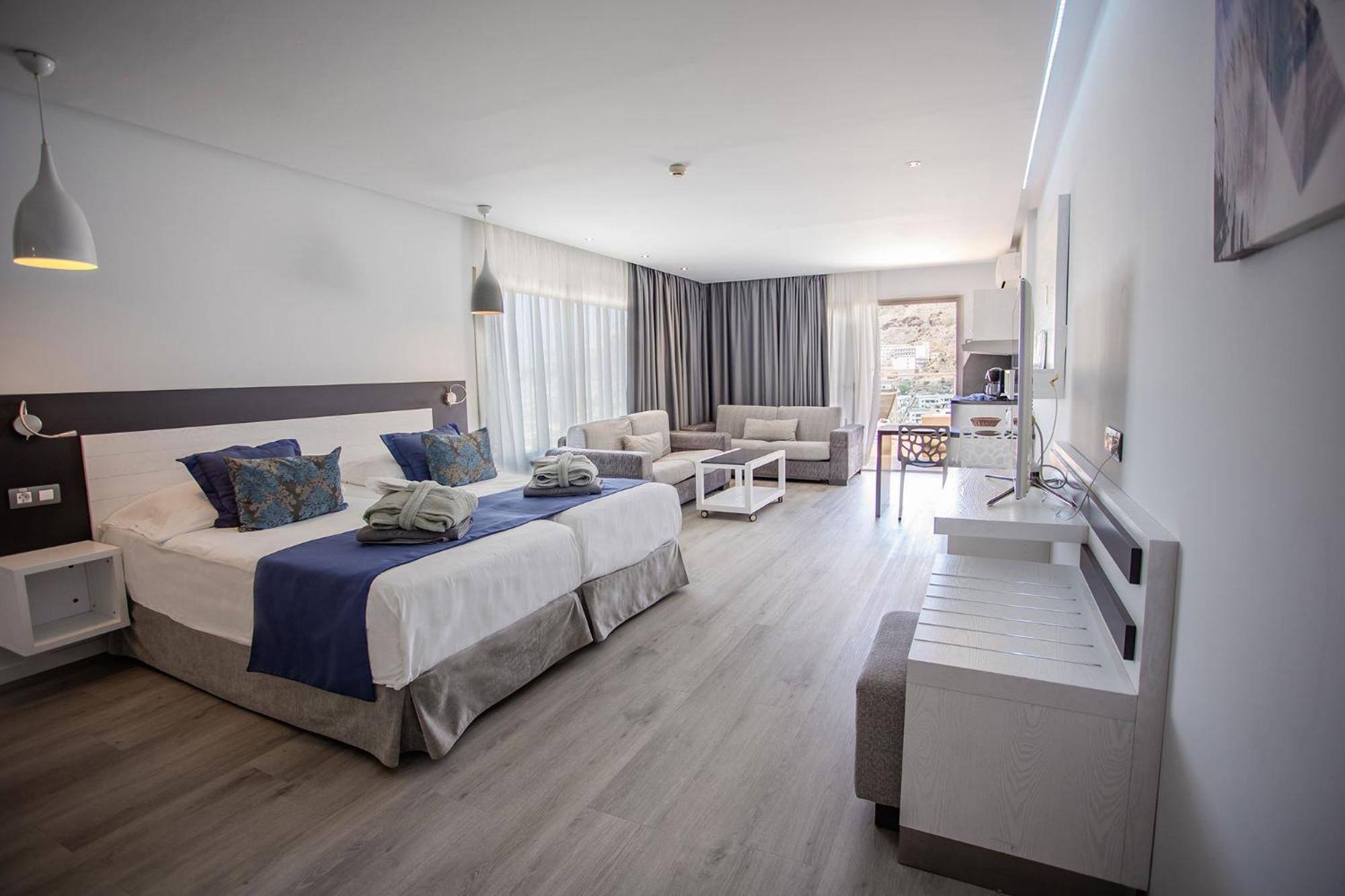 Suite with Balcony High Floor 2 Adults thumbnail 5