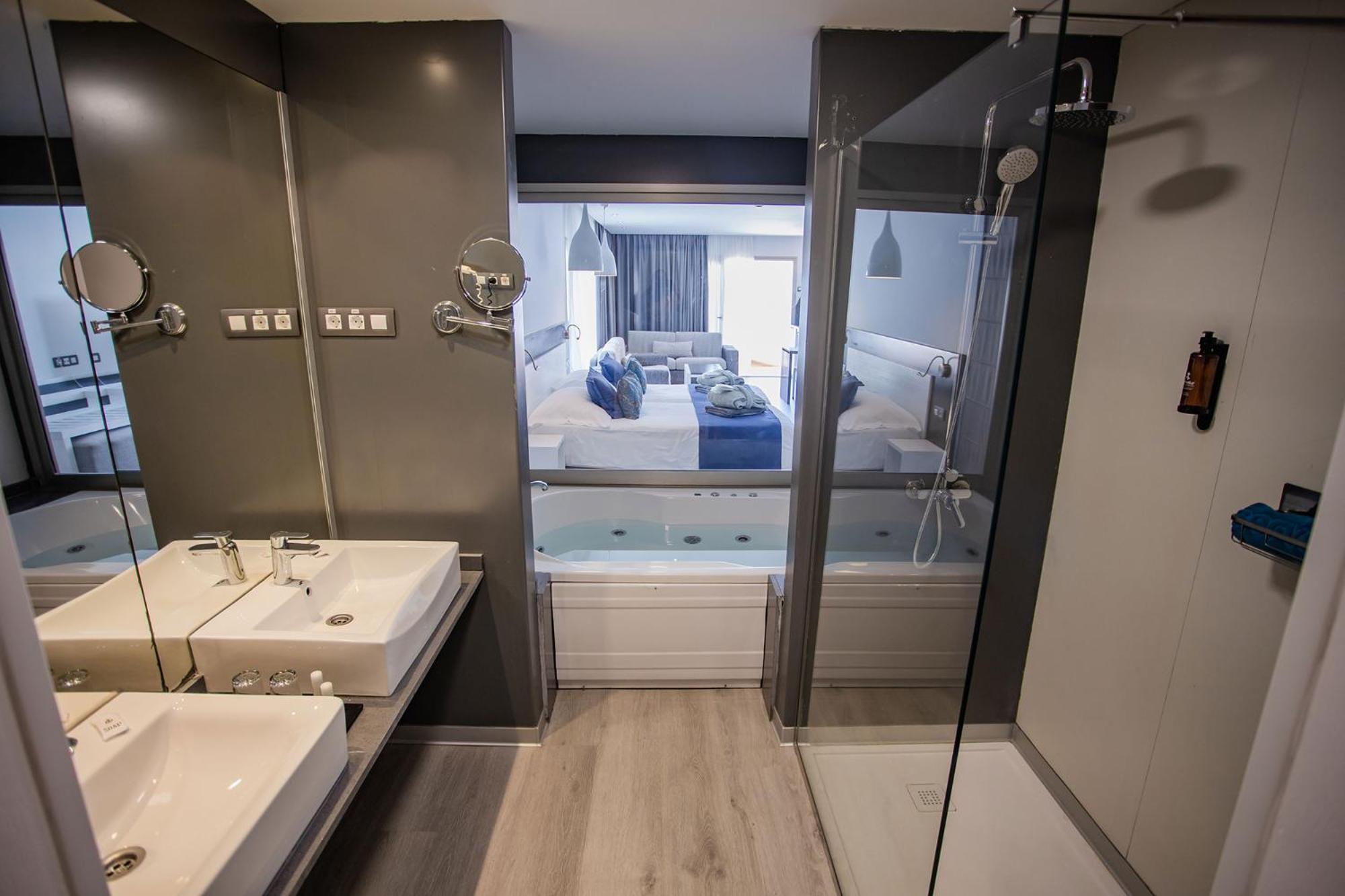 Suite with Balcony High Floor 2 Adults