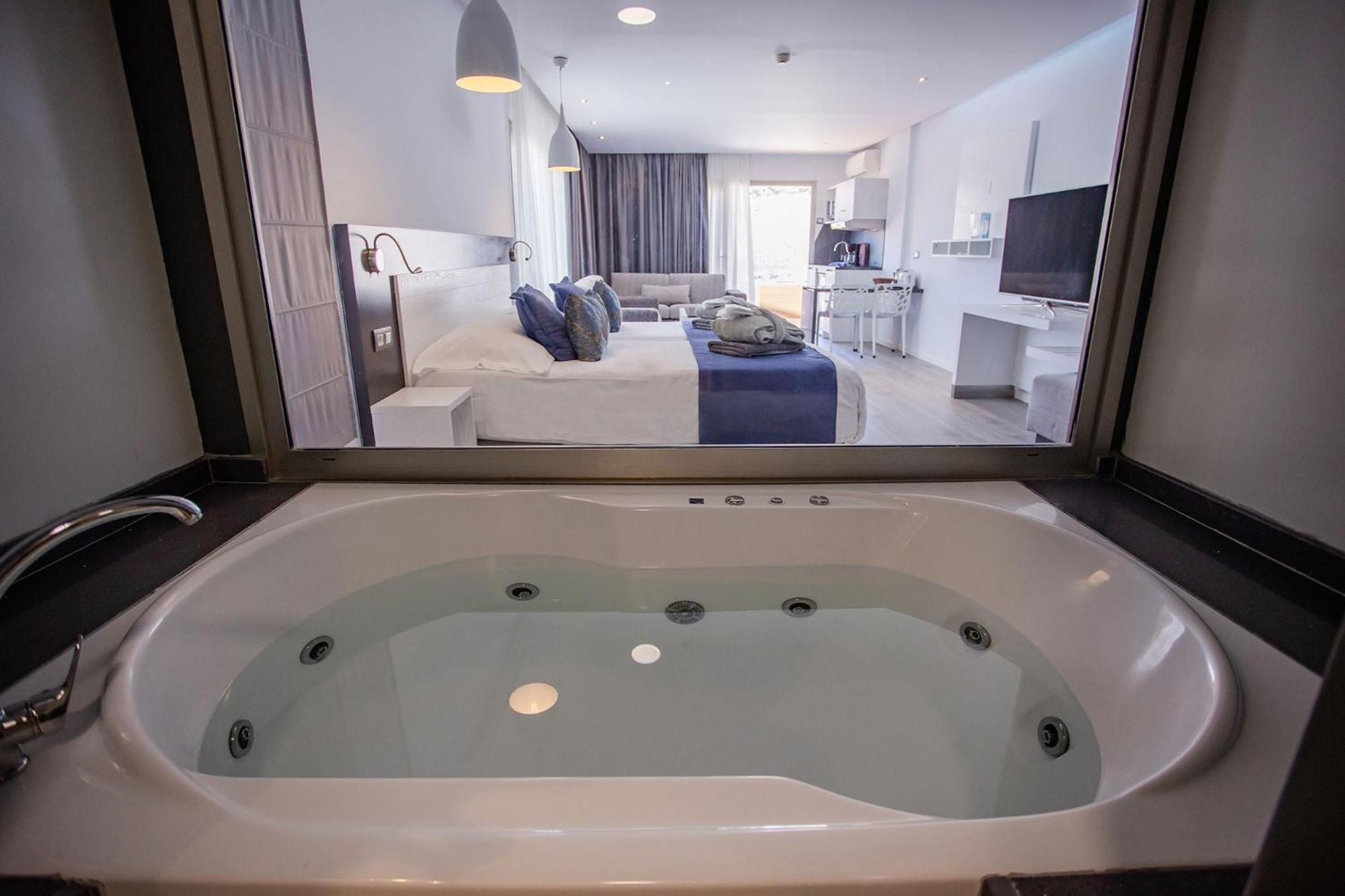 Suite with Balcony High Floor 2 Adults