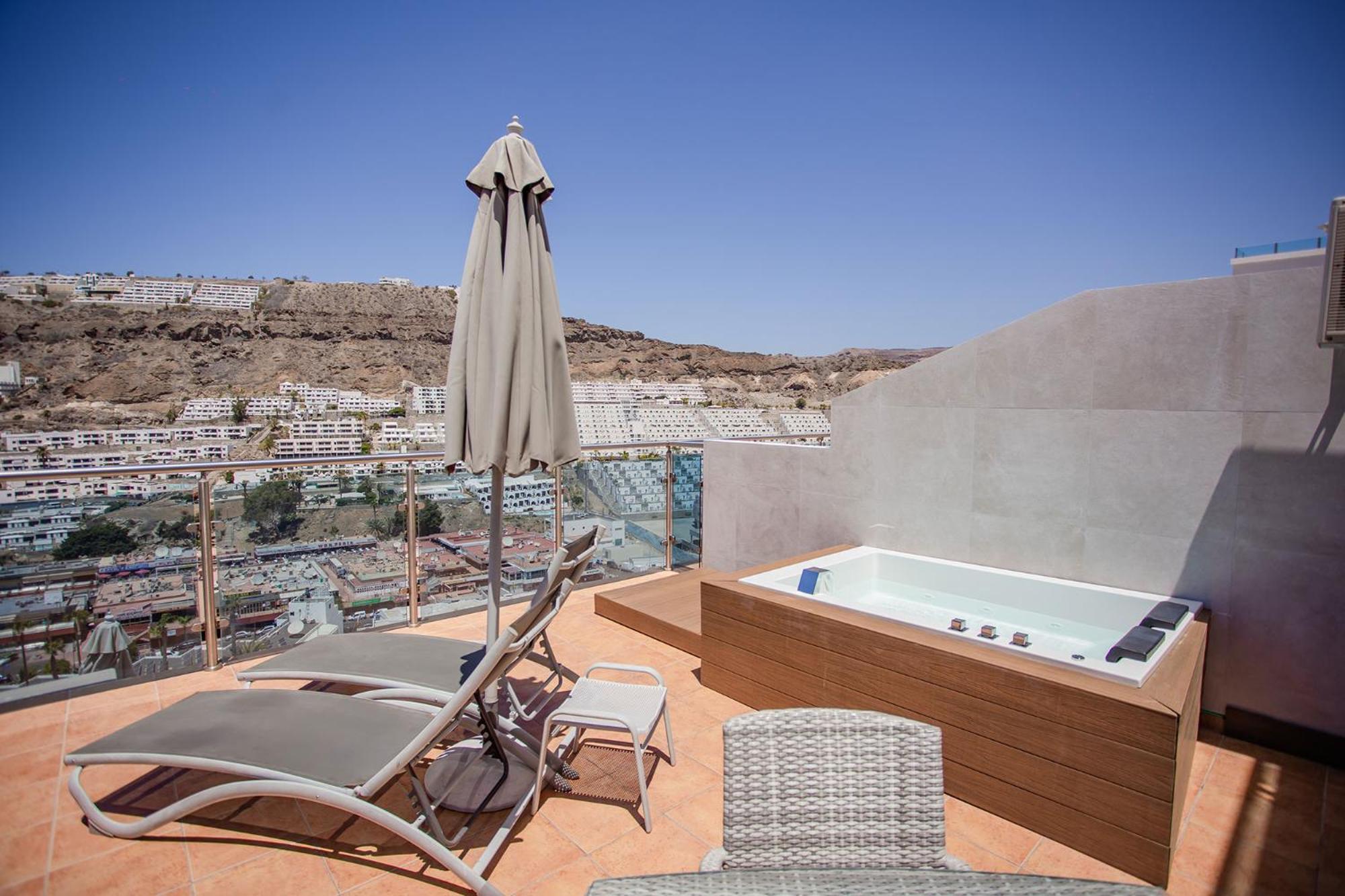 Suite with Balcony High Floor 2 Adults thumbnail 6