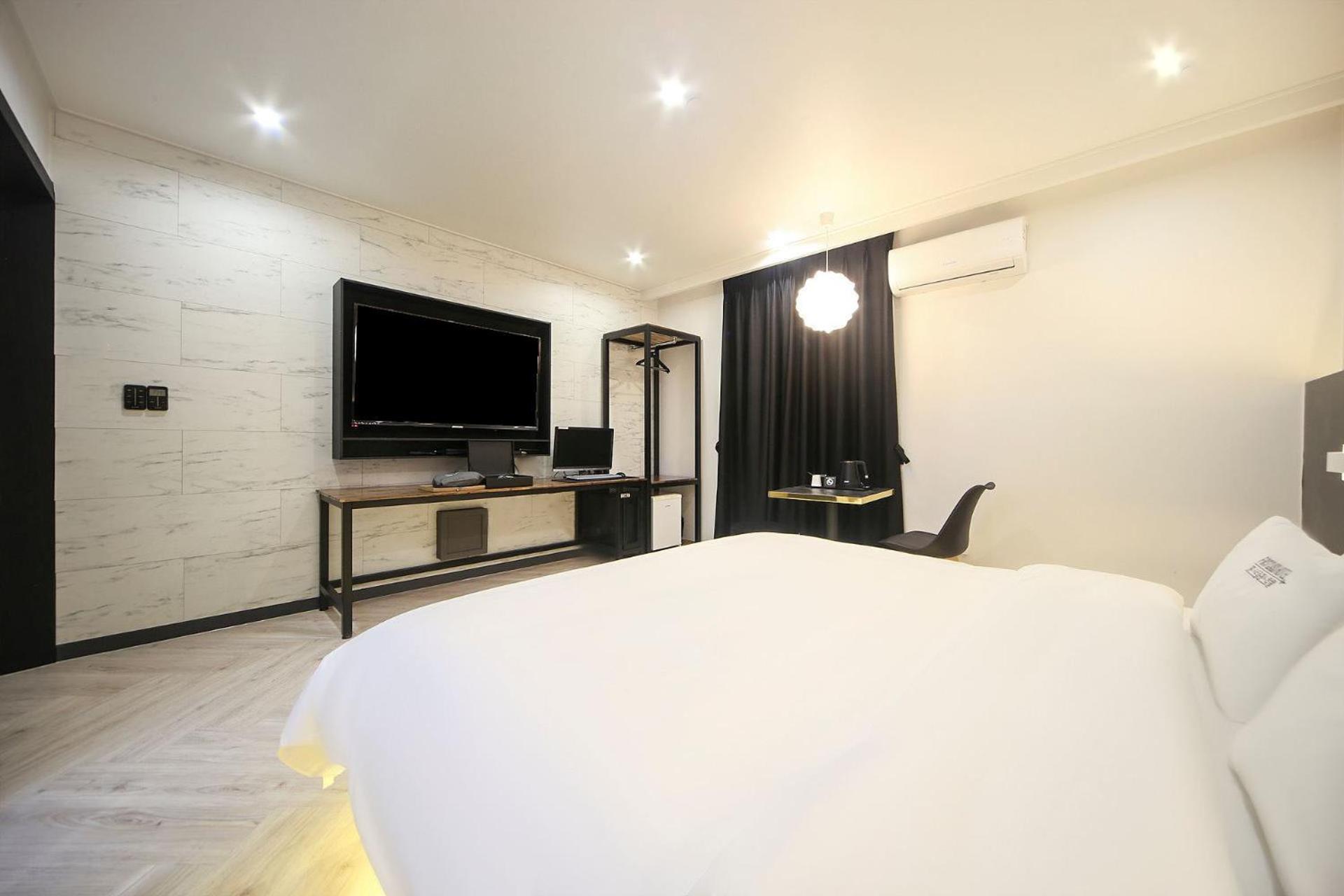 Deluxe Double Room - Photo 9