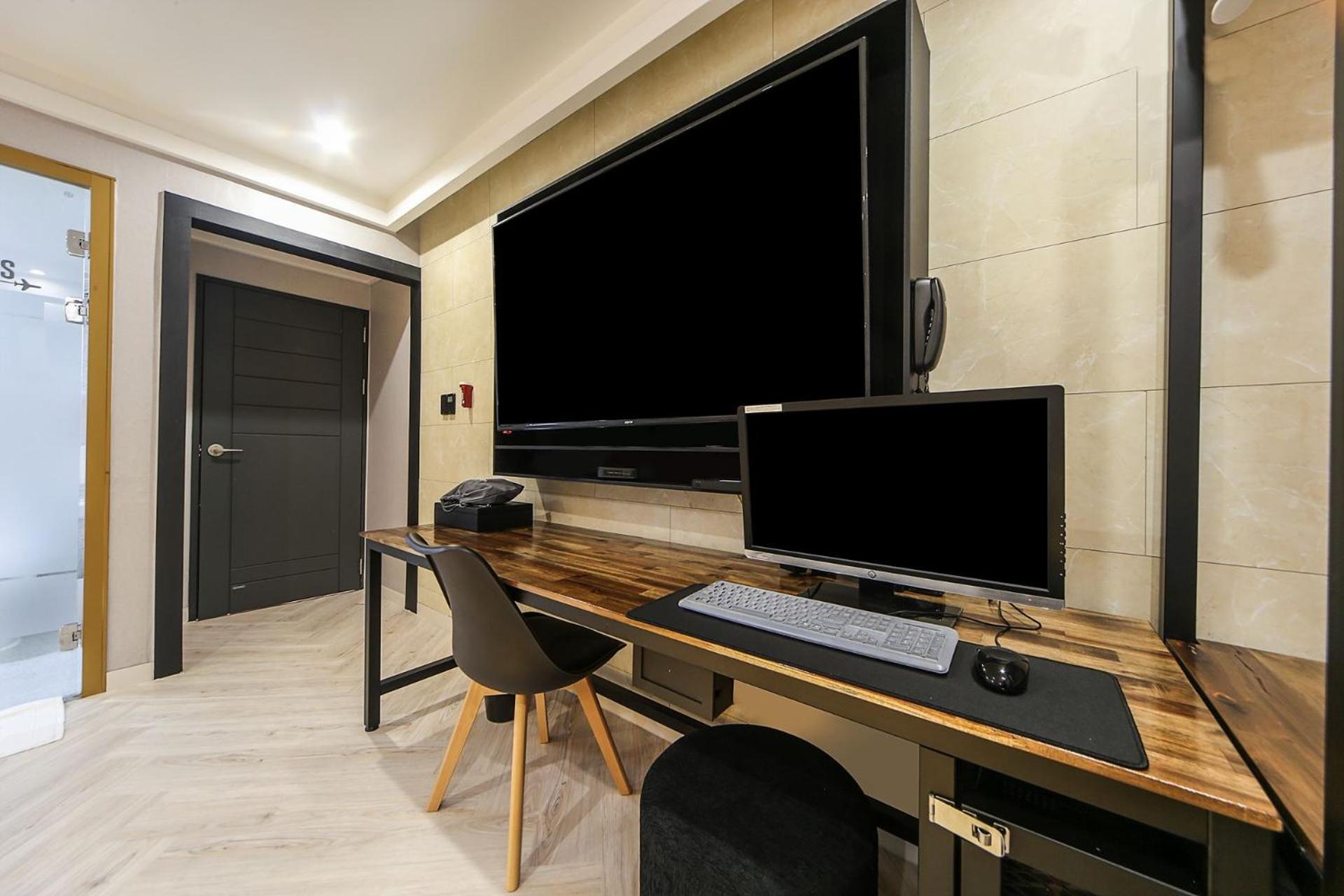 One-Bedroom Suite - Photo 4