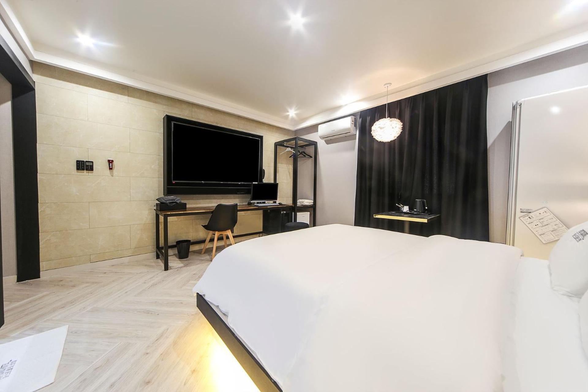 One-Bedroom Suite - Photo 2