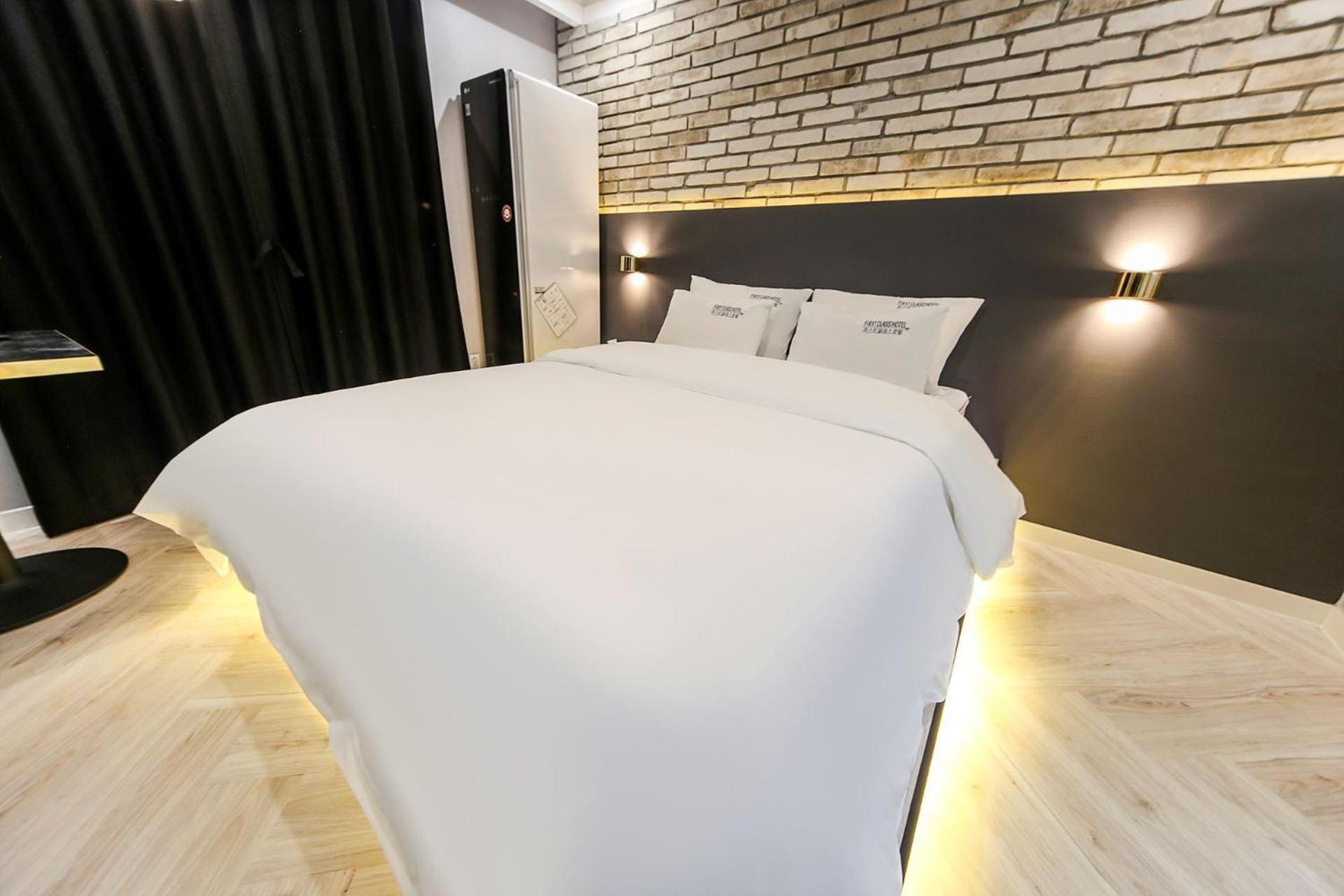 One-Bedroom Suite - Photo 5