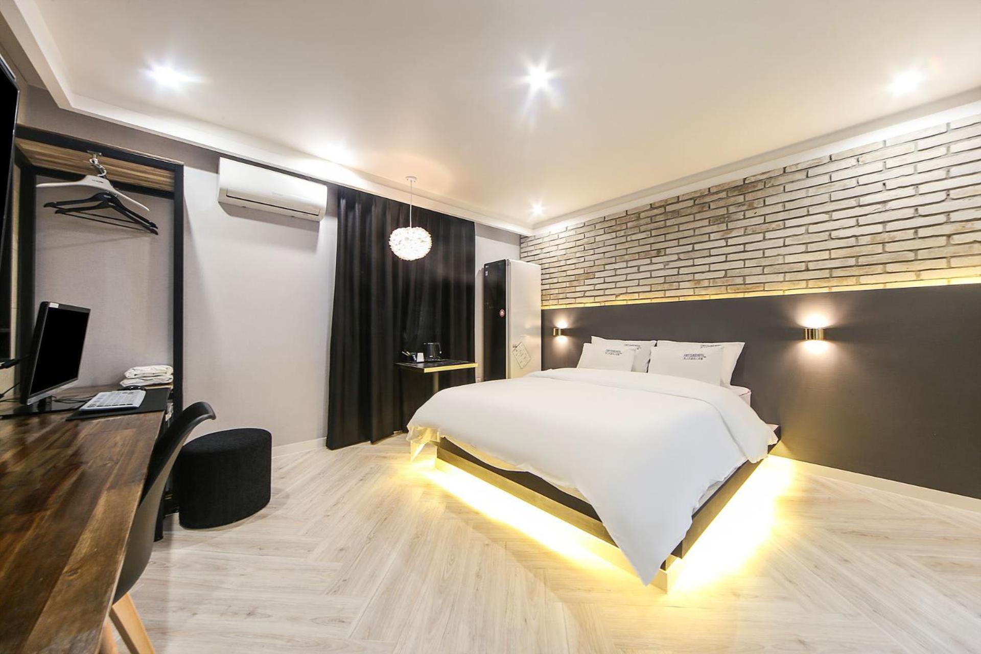 One-Bedroom Suite - Photo 1