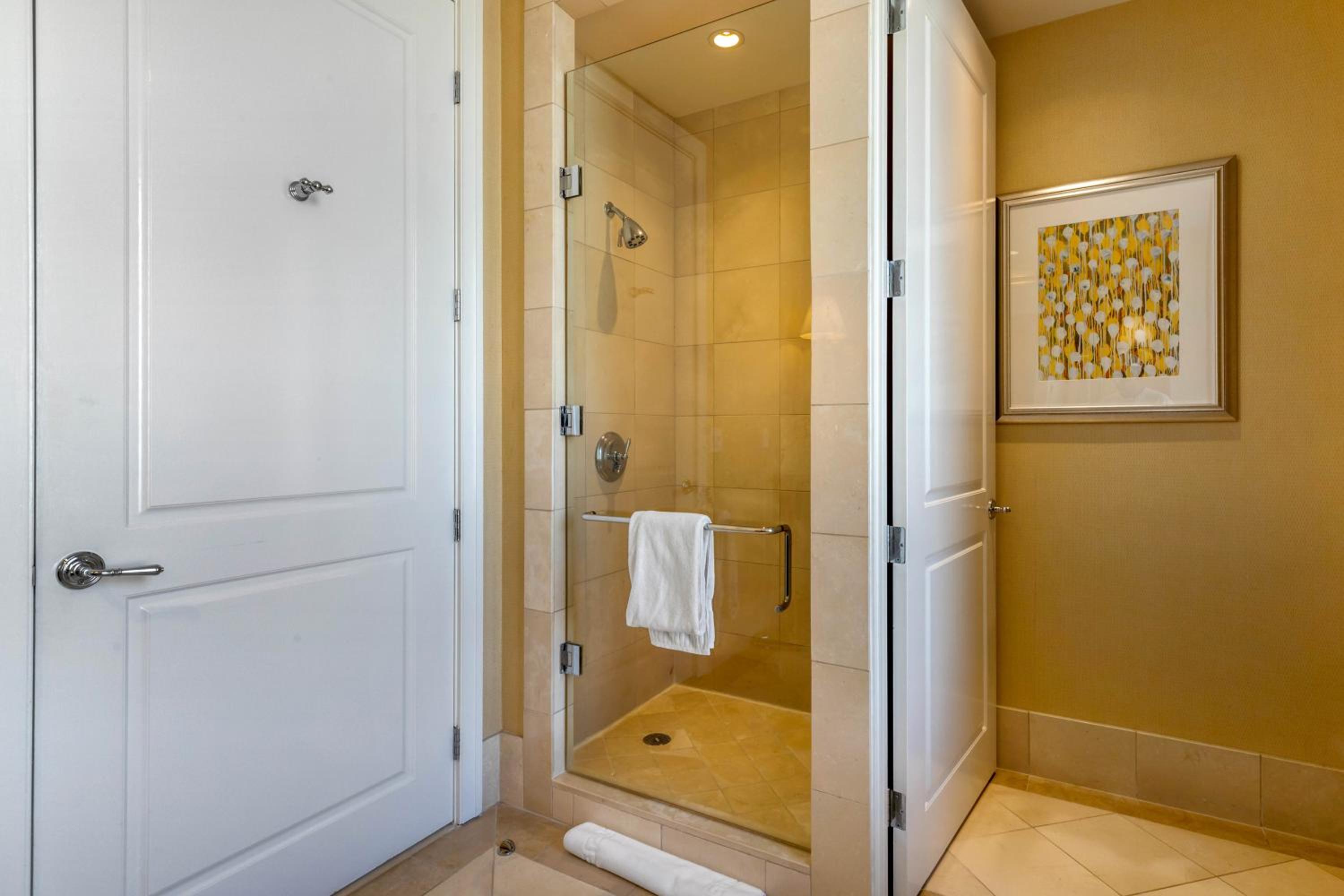Premier Riverview Room – 1 King Bed - Photo 3