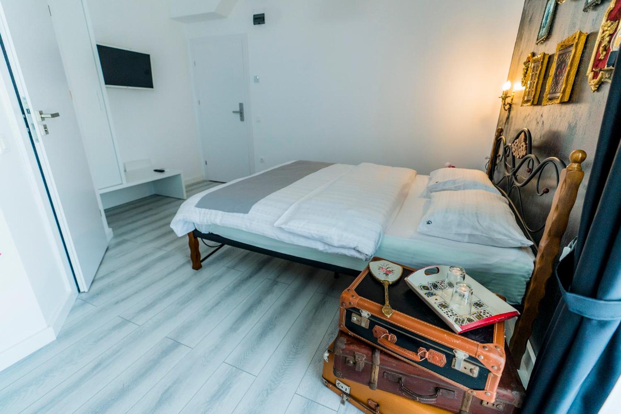 Deluxe Queen Room with Mini-bar - Photo 3