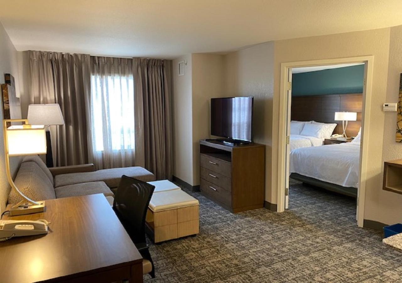 One-Bedroom Suite - Photo 3