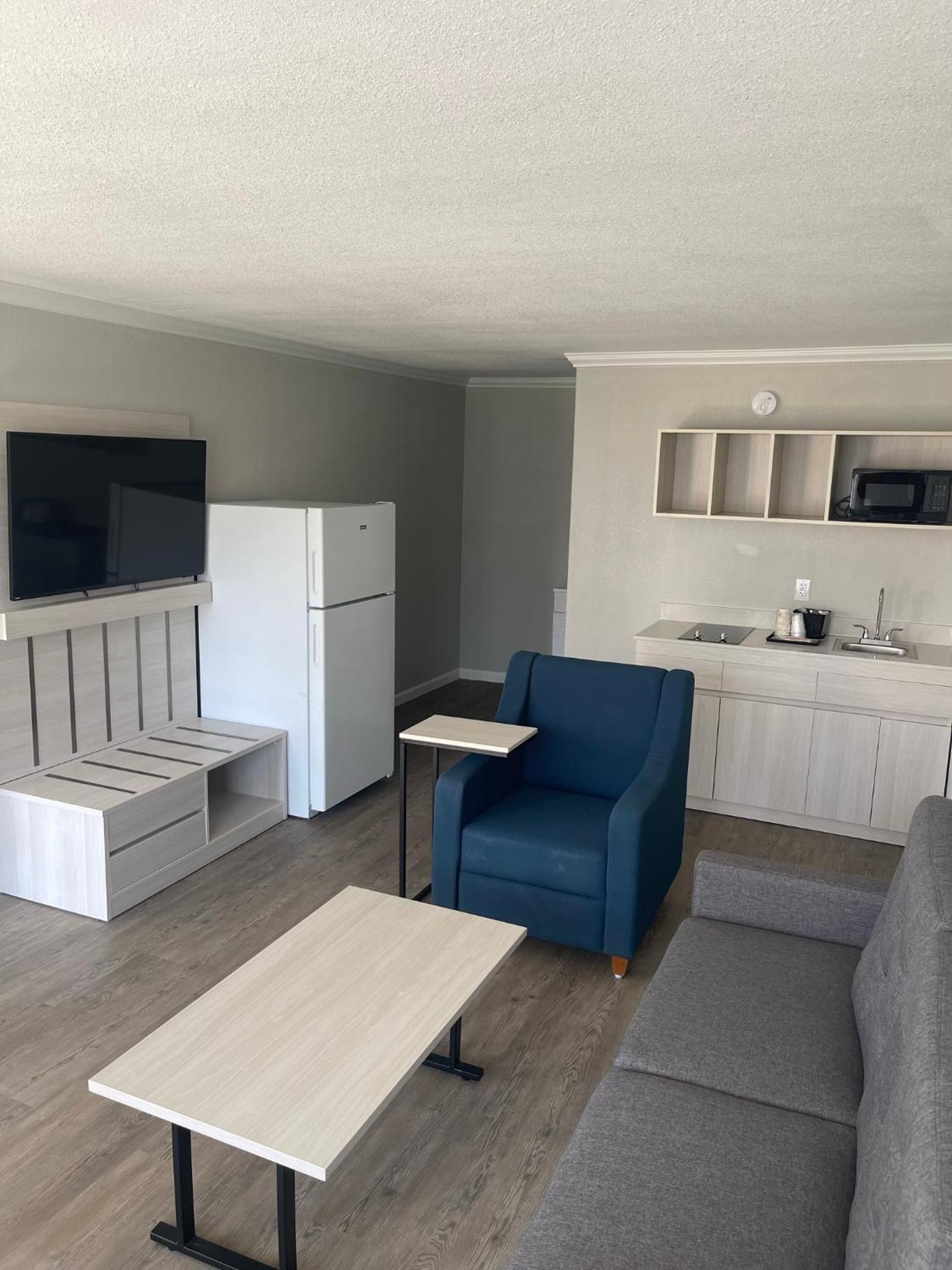King Suite - Non Smoking - Photo 11