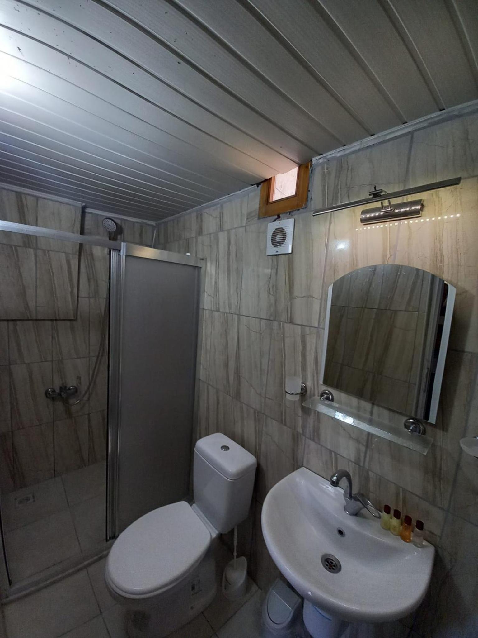 Standard Triple Room - Photo 7