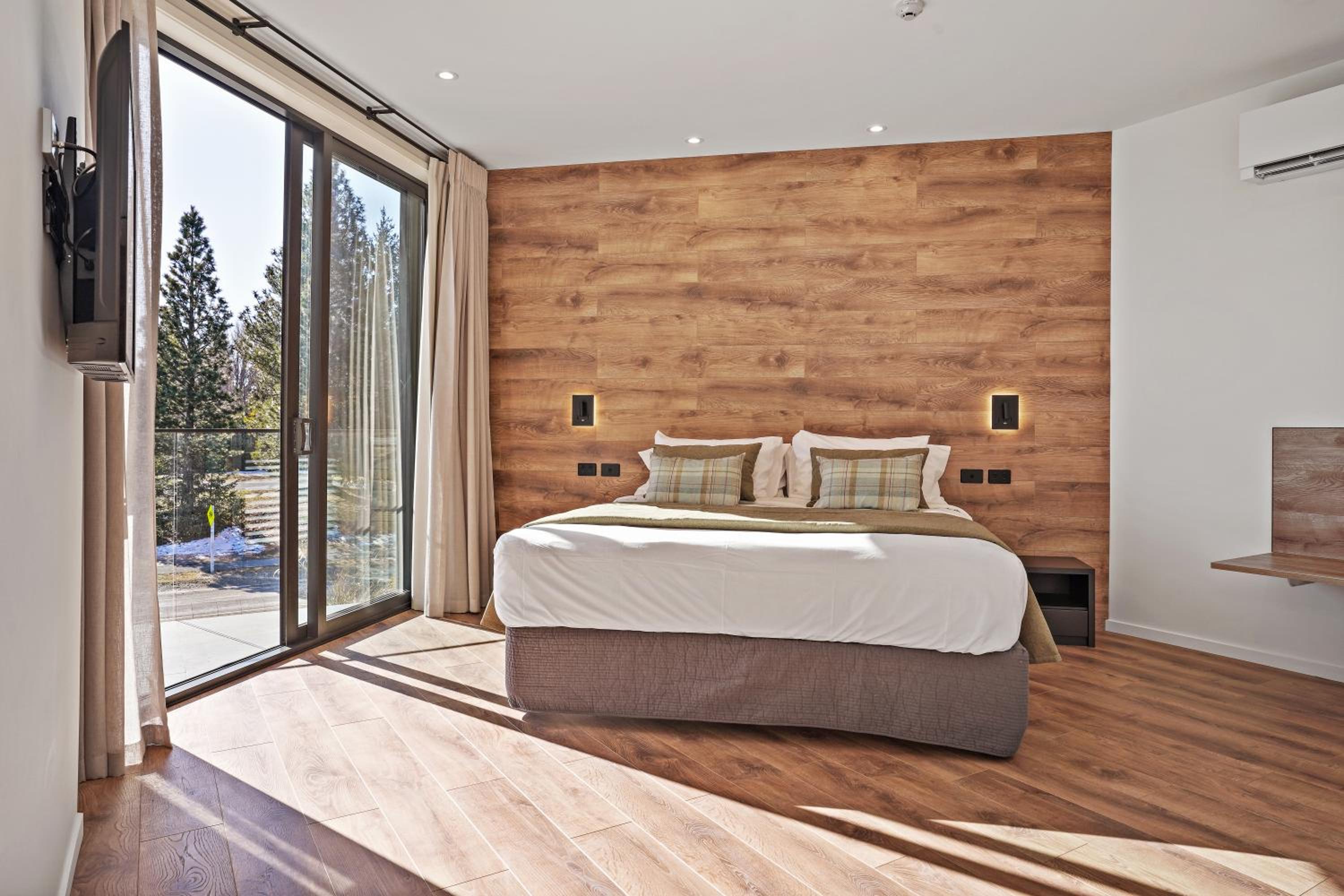 One-Bedroom Apartment - Photo 2