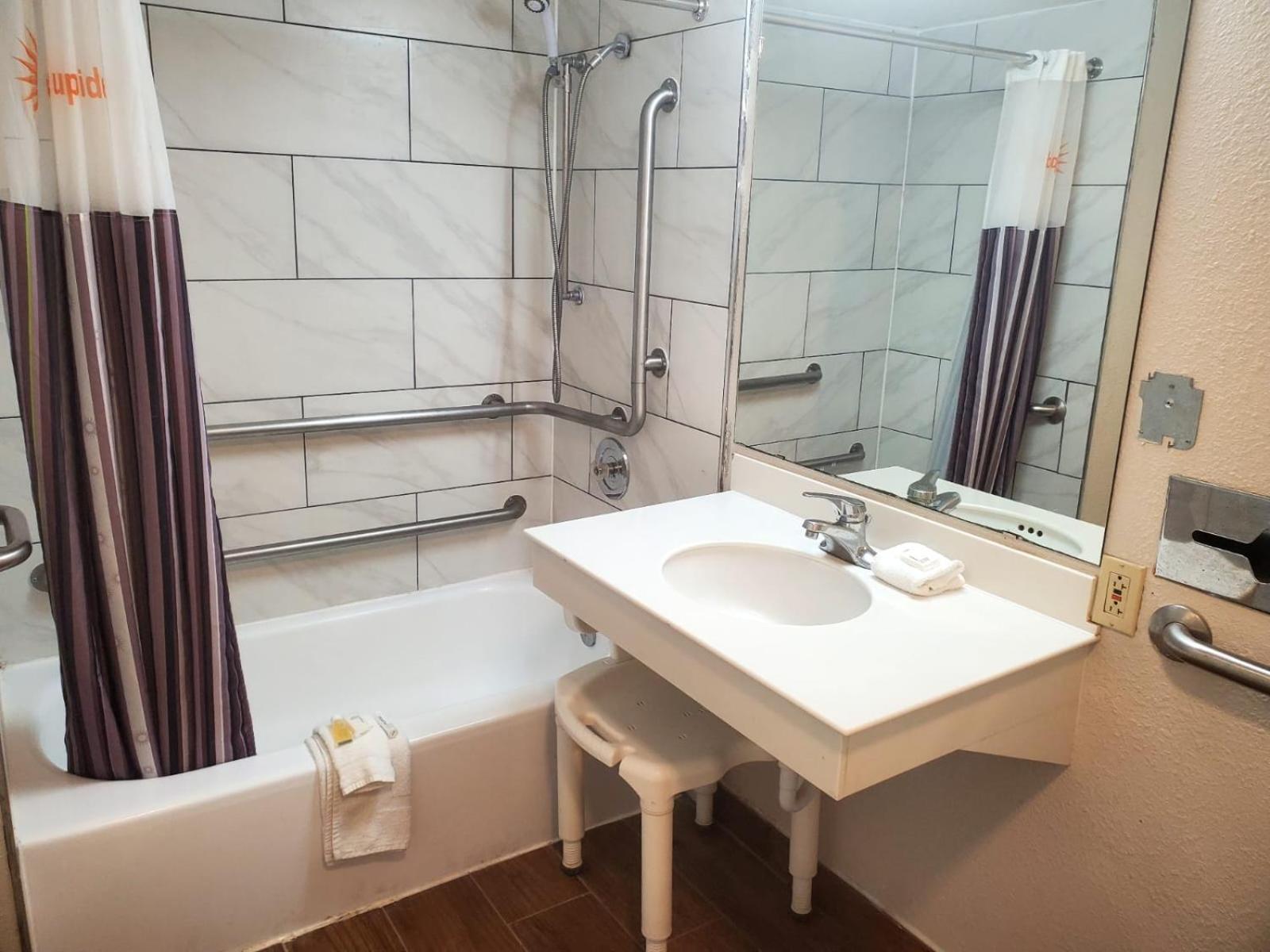 King Room with Bath Tub - Mobility/Hearing Accessible - Non-Smoking photo 2