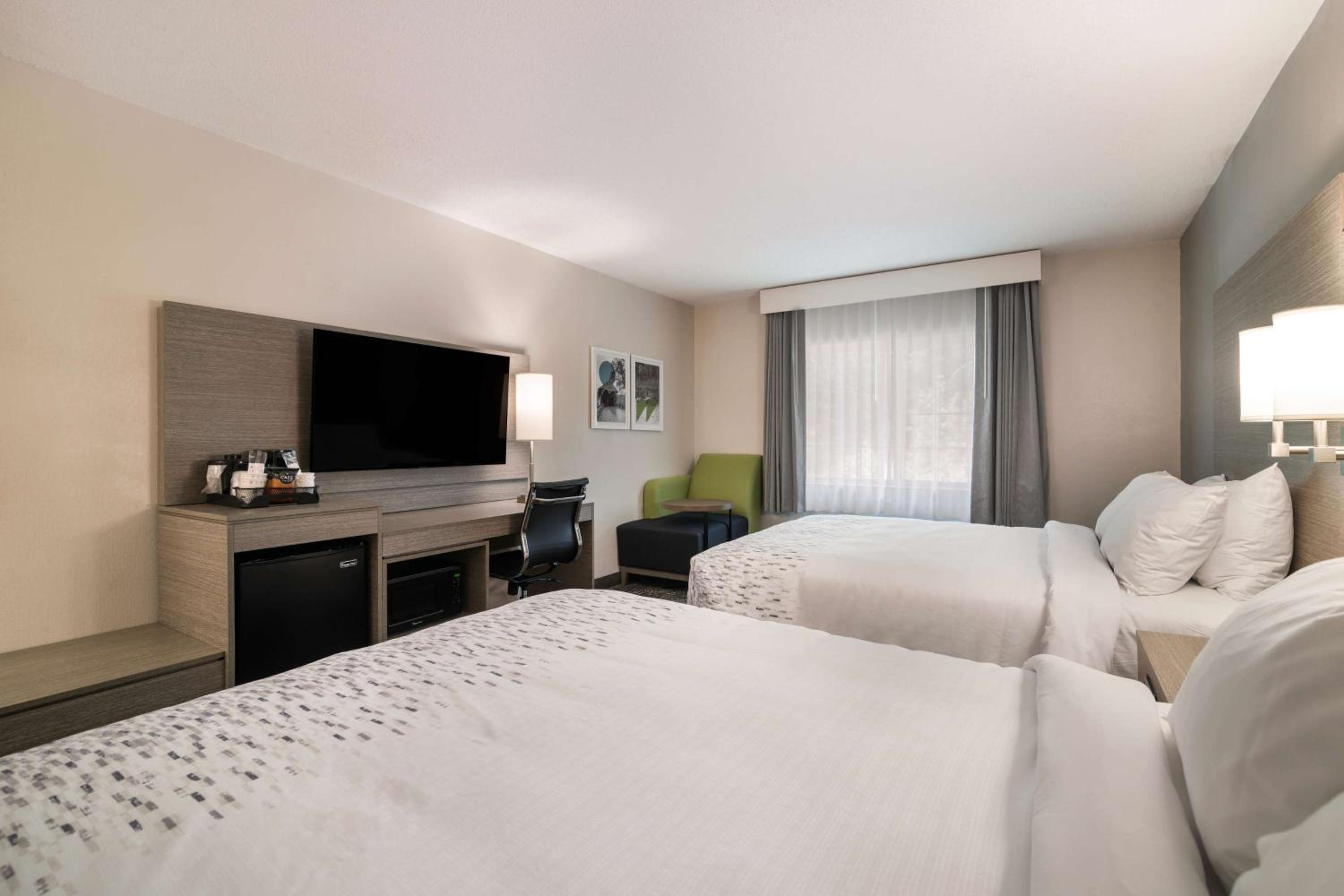 Queen Room with Two Queen Beds - Photo 4