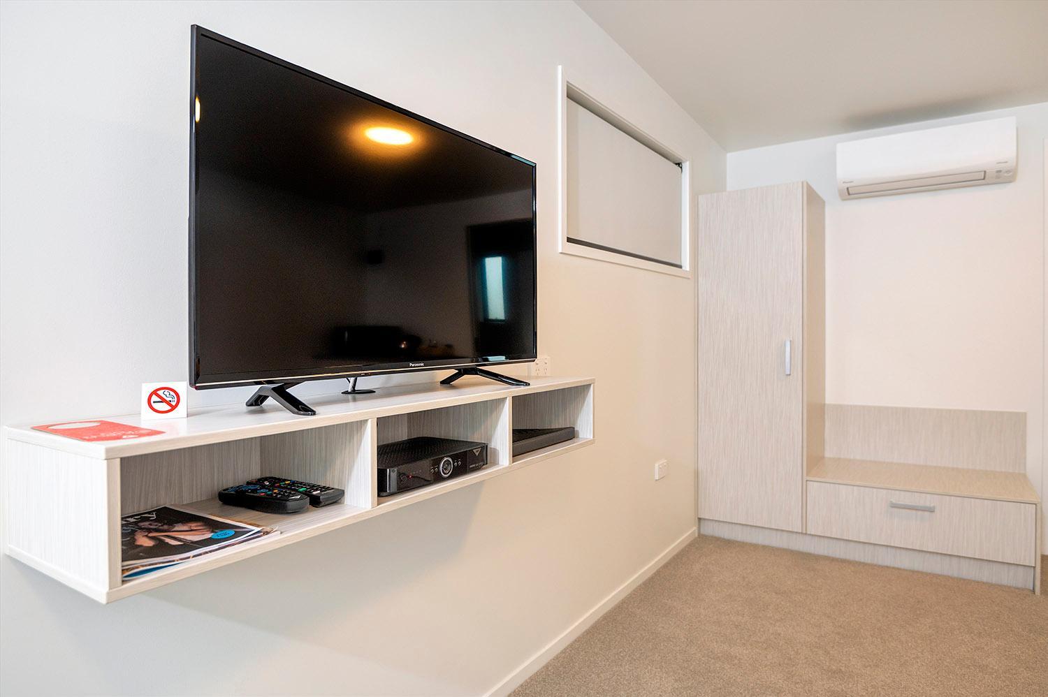 Top Floor Studio Suite - Photo 13