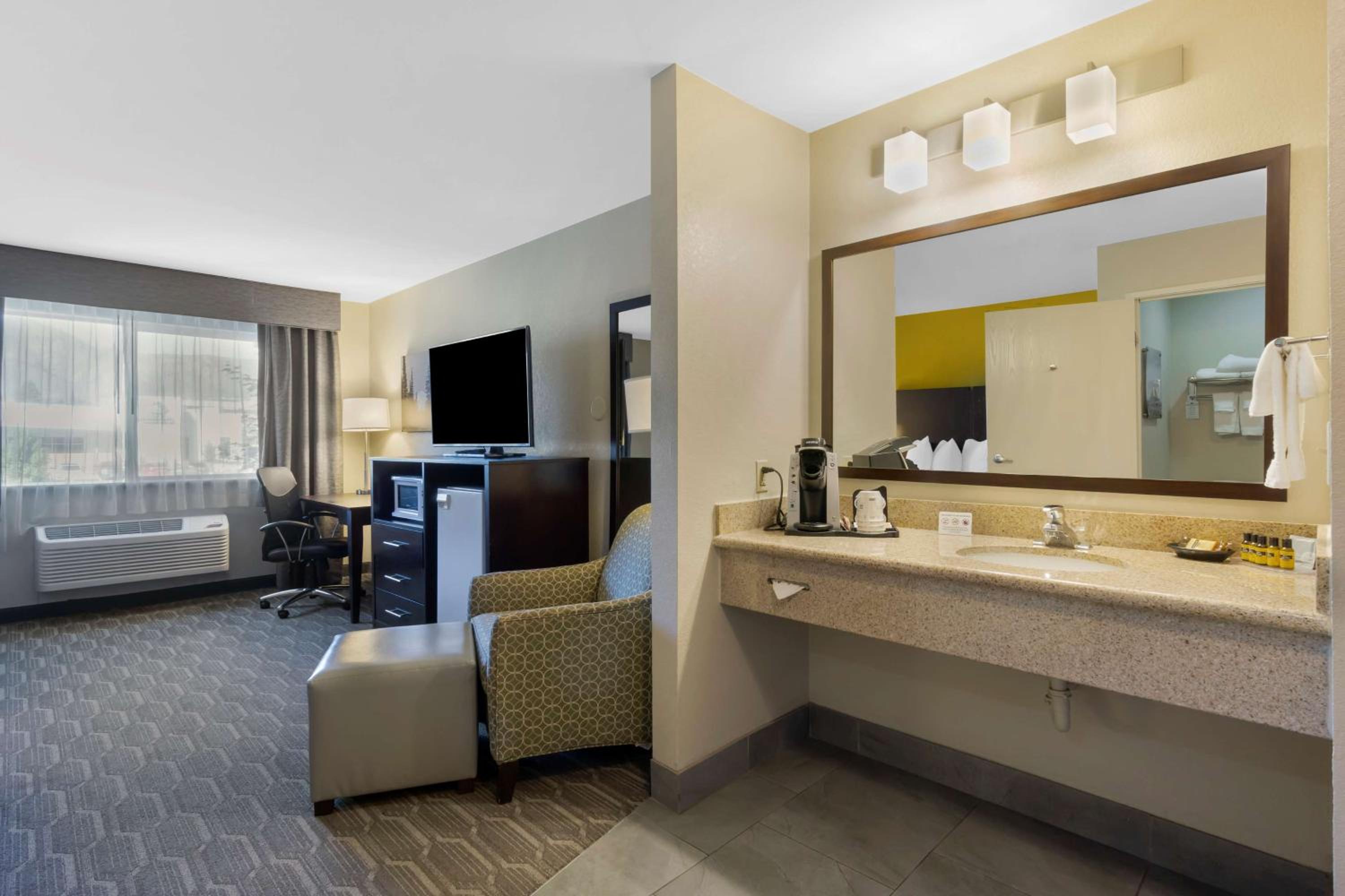 Queen Room with Two Queen Beds - Non-Smoking - Photo 9