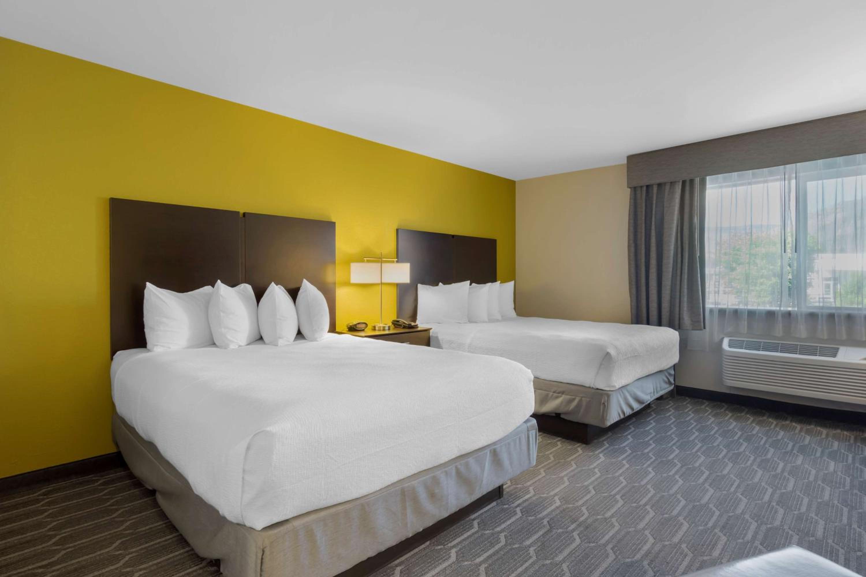 Queen Room with Two Queen Beds - Non-Smoking - Photo 3
