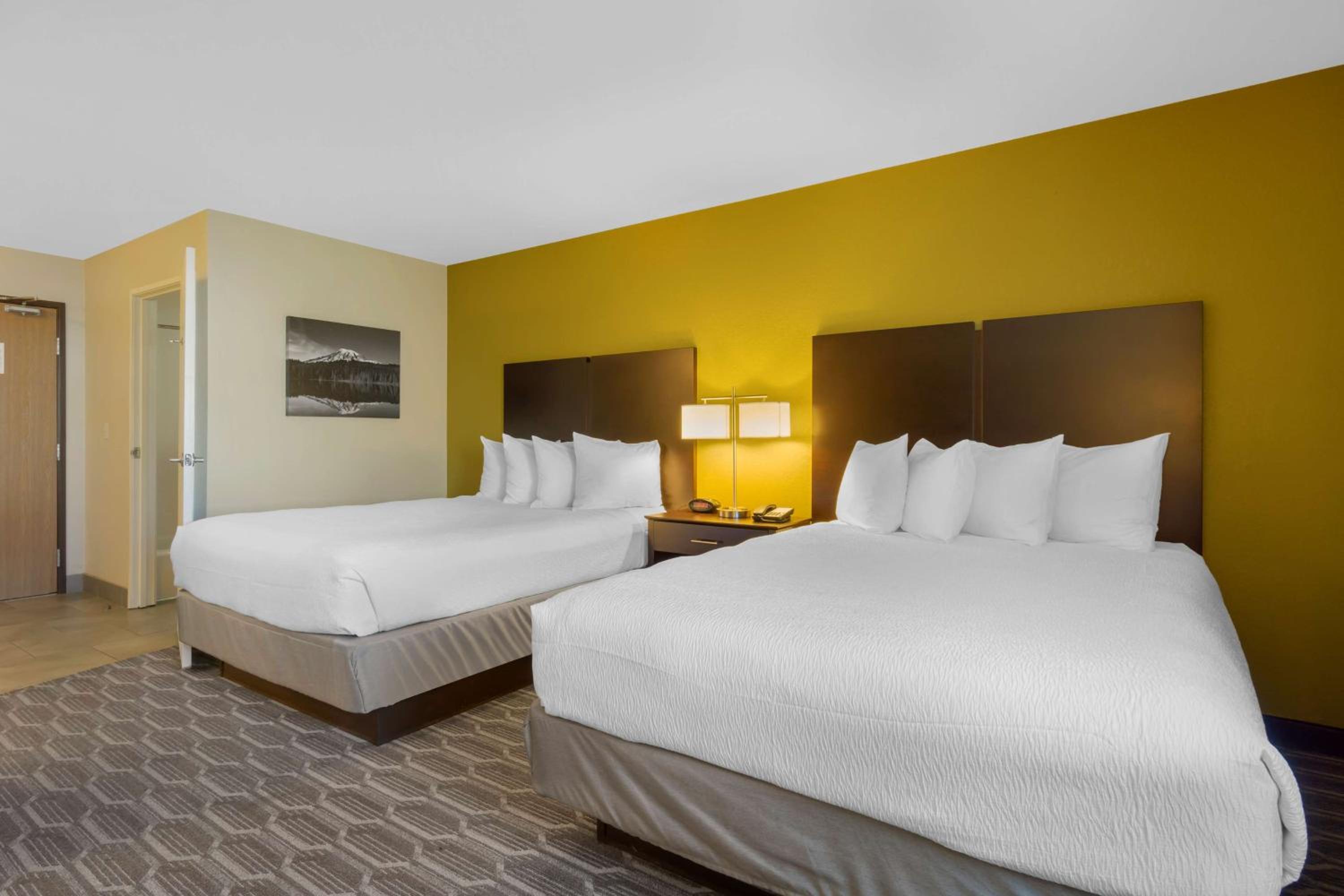 Queen Room with Two Queen Beds - Non-Smoking - Photo 5