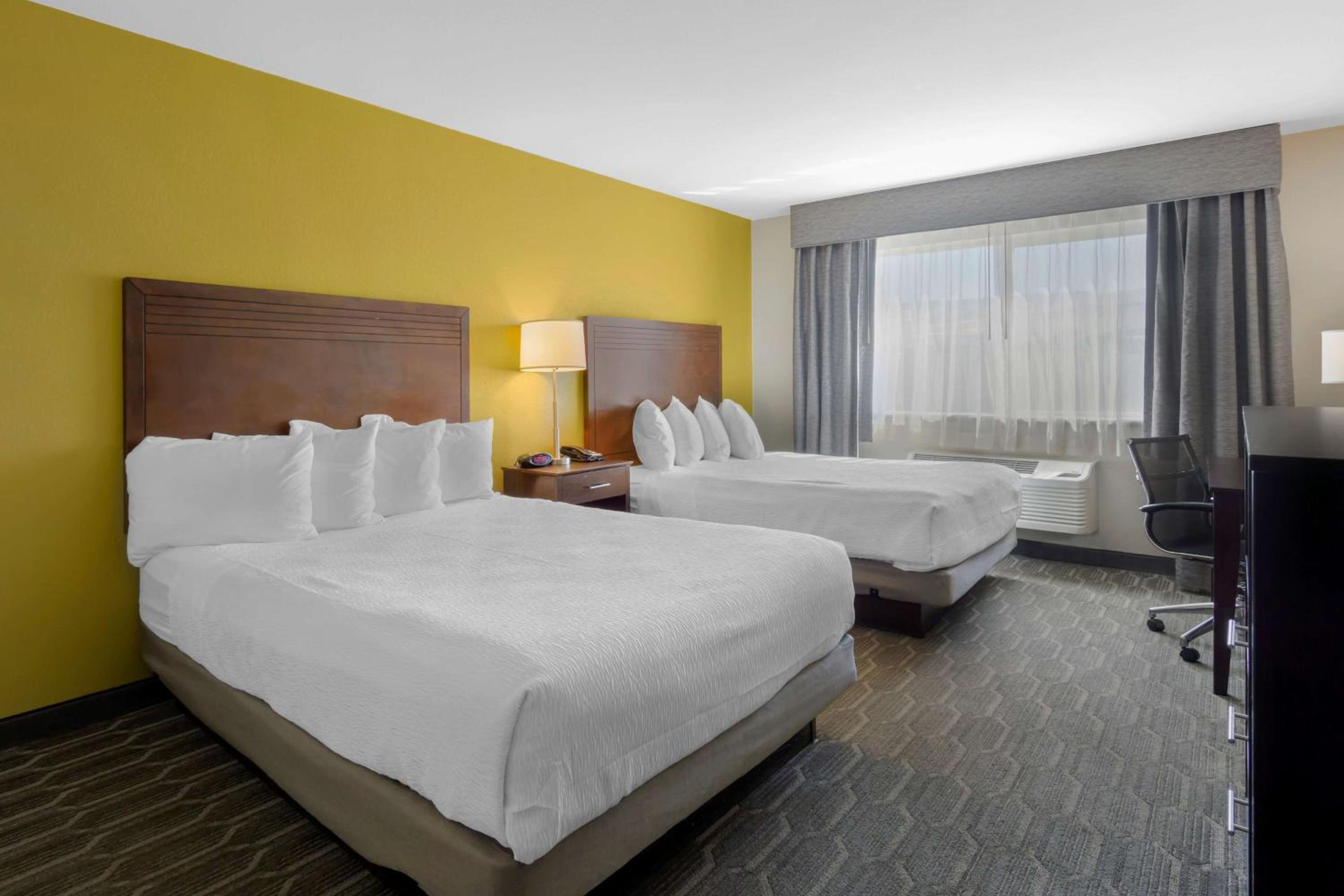 Queen Room with Two Queen Beds - Non-Smoking - Photo 1