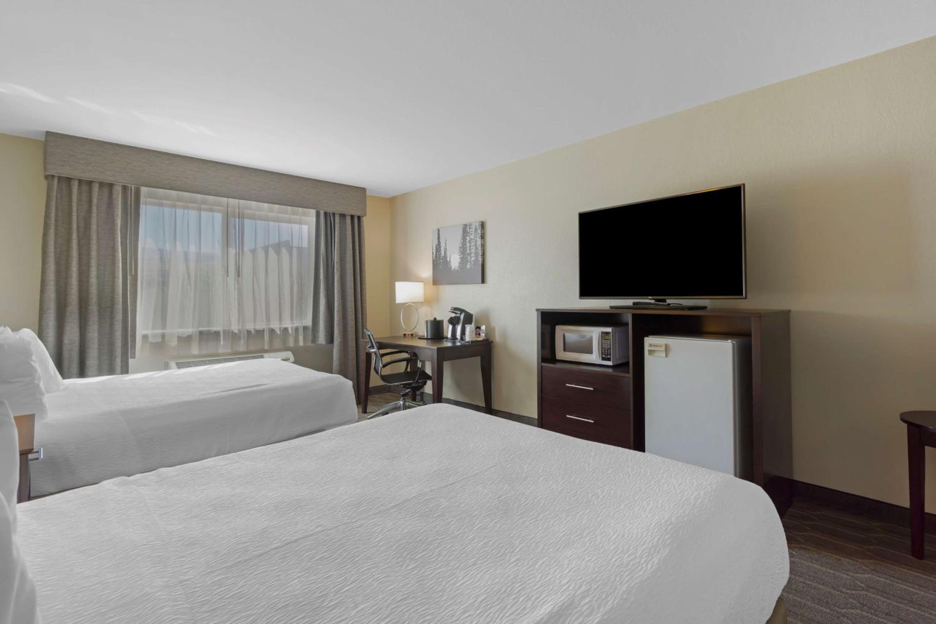 Queen Room with Two Queen Beds - Non-Smoking - Photo 2